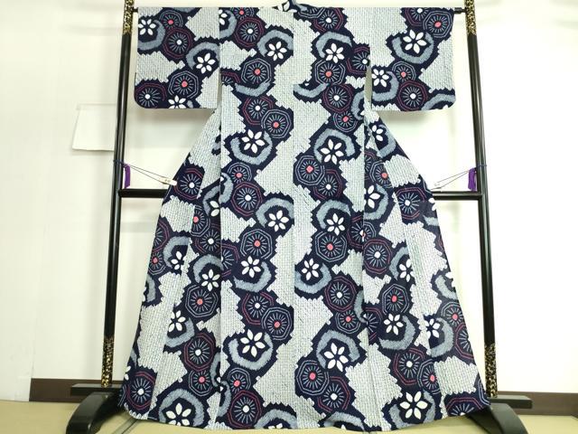 ■■■　サイズ　■■■ 身丈 165cm（肩から） 裄丈 64.5cm 袖丈 43.5cm　縫込み 2.5cm 袖幅 33.5cm 前幅 25.5cm 後幅 30.5cm 着物縫いこみ 内揚げ 0cm 裄 お袖側 約 1.5cm　身頃側 約 2.5cm ■■■　商品詳細　■■■ 【綿・バチ衿】 状態は接写画像のように 後身頃に若干のシミがございますが その他特に目立ったシミ汚れなどもなく大変良い状態です。 人気の高い“有松鳴海絞り”の浴衣でございます。 “鳴海絞り”ならではの表情を生み出す立体感と 淡いぼかしで息を吹き込まれ、 今にも動き出しそうな迫力を放っております。 夏祭りや花火大会、これから増えるイベントに連れ立って、 より夏をお楽しみ下さいませ。 大変上質な極上の逸品になります。 お安く出品致しますので、是非この機会にいかがでしょうか？ ■■■　注意事項　■■■ ■モニター発色の具合により色合いが異なる場合がございます。 ■寸法は多少の誤差が生じる場合がございますのでご了承ください。 ■縫込みの長さが左右非対称の場合は短い部分を記載しております。 左右非対称であってもご返品・お値引き等の保証は出来かねますので、ご了承の上ご購入をお願い致します。 ■シミ等のチェックには注意を払っておりますが、見落としがある場合もございますし、個人の見解も様々ですので神経質な方のご購入はお控えください。 ■箪笥に入っておりました着物や帯なので畳みシワや匂いがあるものもございます。 ■お休みは基本的に土日祝となりますが、その他臨時でお休みする場合がございますのでご了承ください。 ■商品の発送は平日のみの発送となります。 ■夜間と土曜、日曜日はお問い合わせの回答が遅れる場合がございます。 ■当店では、お直し、紋入れ、お手入れ等は承っておりません。 ■生地の状態（ヤケ、経年劣化等）によってはサイズ直しが出来ない場合がございます。 その点もどうかご了承のうえ、ご購入をお願いいたします。 ■弊社で取り扱う商品は一点ものにつき、時期や在庫状況に応じて金額が変更となる場合がございます。 ■検針は行っておりません。予めご了承いただきますようお願いいたします。 ■【洗える着物】と記載のある商品におきましては、商品お届け後に洗濯を行ってしまってからのご返品にはご対応しかねます。 念の為、専門店でのお手入れをお願いいたします。 ■着物のサイズ目安は下記を参考ください↓ ＜女性着物＞　お端折り次第で＋5?　−10?が着用可能サイズ 　例）身丈170?の場合、身長160?〜175? ＜男性着物＞　身丈＋約25?〜27?程が適応身長 　例）身丈155?の場合、身長180〜182?