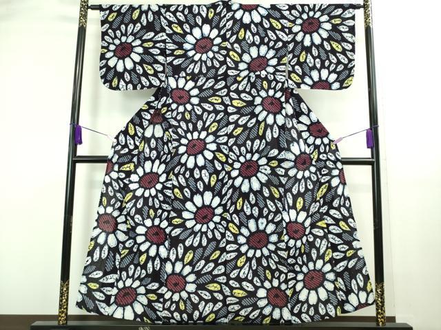 ■■■　サイズ　■■■ 身丈 154.5cm（肩から） 裄丈 64.5cm 袖丈 43.5cm　縫込み 2.5cm 袖幅 33cm 前幅 25cm 後幅 29.5cm 着物縫いこみ 内揚げ 0cm 裄 お袖側 約 1.5cm　身頃側 約 1.5cm ■■■　商品詳細　■■■ 【綿・バチ衿】 状態は接写画像のように右袖後・肩当てに薄い汚れがございますが その他特に目立ったシミ汚れなどもなく大変良い状態です。 人気の高い“有松鳴海絞り”の浴衣でございます。 “鳴海絞り”ならではの表情を生み出す立体感と 淡いぼかしで息を吹き込まれ、 今にも動き出しそうな迫力を放っております。 夏祭りや花火大会、これから増えるイベントに連れ立って、 より夏をお楽しみ下さいませ。 大変上質な極上の逸品になります。 お安く出品致しますので、是非この機会にいかがでしょうか？ ■■■　注意事項　■■■ ■モニター発色の具合により色合いが異なる場合がございます。 ■寸法は多少の誤差が生じる場合がございますのでご了承ください。 ■縫込みの長さが左右非対称の場合は短い部分を記載しております。 左右非対称であってもご返品・お値引き等の保証は出来かねますので、ご了承の上ご購入をお願い致します。 ■シミ等のチェックには注意を払っておりますが、見落としがある場合もございますし、個人の見解も様々ですので神経質な方のご購入はお控えください。 ■箪笥に入っておりました着物や帯なので畳みシワや匂いがあるものもございます。 ■お休みは基本的に土日祝となりますが、その他臨時でお休みする場合がございますのでご了承ください。 ■商品の発送は平日のみの発送となります。 ■夜間と土曜、日曜日はお問い合わせの回答が遅れる場合がございます。 ■当店では、お直し、紋入れ、お手入れ等は承っておりません。 ■生地の状態（ヤケ、経年劣化等）によってはサイズ直しが出来ない場合がございます。 その点もどうかご了承のうえ、ご購入をお願いいたします。 ■弊社で取り扱う商品は一点ものにつき、時期や在庫状況に応じて金額が変更となる場合がございます。 ■検針は行っておりません。予めご了承いただきますようお願いいたします。 ■【洗える着物】と記載のある商品におきましては、商品お届け後に洗濯を行ってしまってからのご返品にはご対応しかねます。 念の為、専門店でのお手入れをお願いいたします。 ■着物のサイズ目安は下記を参考ください↓ ＜女性着物＞　お端折り次第で＋5?　−10?が着用可能サイズ 　例）身丈170?の場合、身長160?〜175? ＜男性着物＞　身丈＋約25?〜27?程が適応身長 　例）身丈155?の場合、身長180〜182?