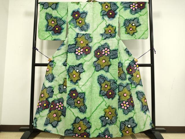 ■■■　サイズ　■■■ 身丈 159cm（肩から） 裄丈 66.5cm 袖丈 48.5cm　縫込み 1cm 袖幅 35cm 前幅 25.5cm 後幅 31.5cm 着物縫いこみ 内揚げ 0cm 裄 お袖側 約1cm　身頃側 約2cm ■■■　商品詳細　■■■ 【綿・バチ衿】 状態は接写画像のように左袖付に糸解けがございますが その他特に目立ったシミ汚れなどもなく大変良い状態です。 人気の高い“有松鳴海絞り”の浴衣でございます。 “鳴海絞り”ならではの表情を生み出す立体感と 淡いぼかしで息を吹き込まれ、 今にも動き出しそうな迫力を放っております。 夏祭りや花火大会、これから増えるイベントに連れ立って、 より夏をお楽しみ下さいませ。 大変上質な極上の逸品になります。 お安く出品致しますので、是非この機会にいかがでしょうか？ ■■■　注意事項　■■■ ■モニター発色の具合により色合いが異なる場合がございます。 ■寸法は多少の誤差が生じる場合がございますのでご了承ください。 ■縫込みの長さが左右非対称の場合は短い部分を記載しております。 左右非対称であってもご返品・お値引き等の保証は出来かねますので、ご了承の上ご購入をお願い致します。 ■シミ等のチェックには注意を払っておりますが、見落としがある場合もございますし、個人の見解も様々ですので神経質な方のご購入はお控えください。 ■箪笥に入っておりました着物や帯なので畳みシワや匂いがあるものもございます。 ■お休みは基本的に土日祝となりますが、その他臨時でお休みする場合がございますのでご了承ください。 ■商品の発送は平日のみの発送となります。 ■夜間と土曜、日曜日はお問い合わせの回答が遅れる場合がございます。 ■当店では、お直し、紋入れ、お手入れ等は承っておりません。 ■生地の状態（ヤケ、経年劣化等）によってはサイズ直しが出来ない場合がございます。 その点もどうかご了承のうえ、ご購入をお願いいたします。 ■弊社で取り扱う商品は一点ものにつき、時期や在庫状況に応じて金額が変更となる場合がございます。 ■検針は行っておりません。予めご了承いただきますようお願いいたします。 ■【洗える着物】と記載のある商品におきましては、商品お届け後に洗濯を行ってしまってからのご返品にはご対応しかねます。 念の為、専門店でのお手入れをお願いいたします。 ■着物のサイズ目安は下記を参考ください↓ ＜女性着物＞　お端折り次第で＋5?　−10?が着用可能サイズ 　例）身丈170?の場合、身長160?〜175? ＜男性着物＞　身丈＋約25?〜27?程が適応身長 　例）身丈155?の場合、身長180〜182?