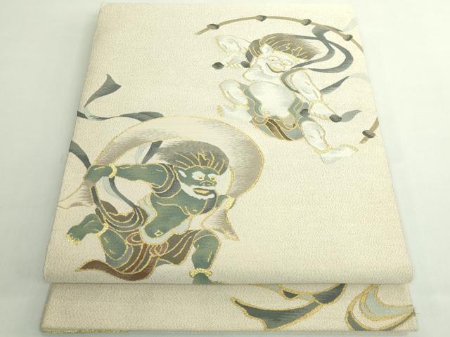 ■■■　サイズ　■■■ 長さ 464cm　幅 30.5cm程 ■■■　商品詳細　■■■ 【正絹】 状態は1，2回程しか締めておらず 特に目立ったシミ汚れなどもなく大変良い状態です。 爪で糸を1本1本掻きよせて織る爪つづれは 「日に寸、五日に寸、十日に寸」と伝えられるほどの 月日と高度な技術が必要であり複雑な文様になると 1日にわずか1cmしか織り進めないものもあります。 そのため極めて生産数も少なく希少価値の高い織物となっています。 元来生産数の少ないうえに職人さんの高齢化と後継者不足にともない 高度な技術をもった織師は年々減少している爪織本綴れ。 大変上質な極上の逸品になります。 お安く出品致しますので、是非この機会にいかがでしょうか？ ■■■　注意事項　■■■ ■モニター発色の具合により色合いが異なる場合がございます。 ■寸法は多少の誤差が生じる場合がございますのでご了承ください。 ■縫込みの長さが左右非対称の場合は短い部分を記載しております。 左右非対称であってもご返品・お値引き等の保証は出来かねますので、ご了承の上ご購入をお願い致します。 ■シミ等のチェックには注意を払っておりますが、見落としがある場合もございますし、個人の見解も様々ですので神経質な方のご購入はお控えください。 ■箪笥に入っておりました着物や帯なので畳みシワや匂いがあるものもございます。 ■お休みは基本的に土日祝となりますが、その他臨時でお休みする場合がございますのでご了承ください。 ■商品の発送は平日のみの発送となります。 ■夜間と土曜、日曜日はお問い合わせの回答が遅れる場合がございます。 ■当店では、お直し、紋入れ、お手入れ等は承っておりません。 ■生地の状態（ヤケ、経年劣化等）によってはサイズ直しが出来ない場合がございます。 その点もどうかご了承のうえ、ご購入をお願いいたします。 ■弊社で取り扱う商品は一点ものにつき、時期や在庫状況に応じて金額が変更となる場合がございます。 ■検針は行っておりません。予めご了承いただきますようお願いいたします。 ■【洗える着物】と記載のある商品におきましては、商品お届け後に洗濯を行ってしまってからのご返品にはご対応しかねます。 念の為、専門店でのお手入れをお願いいたします。 ■着物のサイズ目安は下記を参考ください↓ ＜女性着物＞　お端折り次第で＋5?　−10?が着用可能サイズ 　例）身丈170?の場合、身長160?〜175? ＜男性着物＞　身丈＋約25?〜27?程が適応身長 　例）身丈155?の場合、身長180〜182?
