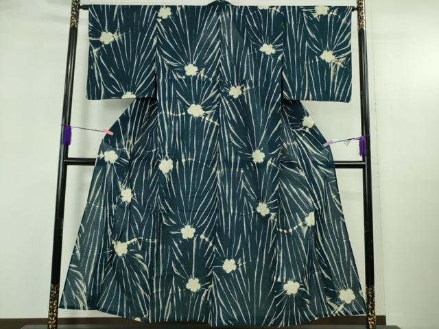 ■■■　サイズ　■■■ 身丈 149.5cm（肩から） 裄丈 64.5cm 袖丈 48.5cm　縫込み 2cm 袖幅 33cm 前幅 24.5cm 後幅 31.5cm 着物縫いこみ 内揚げ 0cm 裄 お袖側 約 2cm　身頃側 約 2cm ■■■　商品詳細　■■■ 【綿・バチ衿】 状態は接写画像のように 衿にアクがございますが その他特に目立ったシミ汚れなどもなく大変良い状態です。 高級浴衣の代表格、綿紅梅。 格子状に太い糸を織り込んだ生地は 薄手の地に太糸による格子があるおかげで、 生地が肌に張り付かず、肌触りもとっても涼やかです。 大変上質な極上の逸品になります。 お安く出品致しますので、是非この機会にいかがでしょうか？ ■■■　注意事項　■■■ ■モニター発色の具合により色合いが異なる場合がございます。 ■寸法は多少の誤差が生じる場合がございますのでご了承ください。 ■縫込みの長さが左右非対称の場合は短い部分を記載しております。 左右非対称であってもご返品・お値引き等の保証は出来かねますので、ご了承の上ご購入をお願い致します。 ■シミ等のチェックには注意を払っておりますが、見落としがある場合もございますし、個人の見解も様々ですので神経質な方のご購入はお控えください。 ■箪笥に入っておりました着物や帯なので畳みシワや匂いがあるものもございます。 ■お休みは基本的に土日祝となりますが、その他臨時でお休みする場合がございますのでご了承ください。 ■商品の発送は平日のみの発送となります。 ■夜間と土曜、日曜日はお問い合わせの回答が遅れる場合がございます。 ■当店では、お直し、紋入れ、お手入れ等は承っておりません。 ■生地の状態（ヤケ、経年劣化等）によってはサイズ直しが出来ない場合がございます。 その点もどうかご了承のうえ、ご購入をお願いいたします。 ■弊社で取り扱う商品は一点ものにつき、時期や在庫状況に応じて金額が変更となる場合がございます。 ■検針は行っておりません。予めご了承いただきますようお願いいたします。 ■【洗える着物】と記載のある商品におきましては、商品お届け後に洗濯を行ってしまってからのご返品にはご対応しかねます。 念の為、専門店でのお手入れをお願いいたします。 ■着物のサイズ目安は下記を参考ください↓ ＜女性着物＞　お端折り次第で＋5?　−10?が着用可能サイズ 　例）身丈170?の場合、身長160?〜175? ＜男性着物＞　身丈＋約25?〜27?程が適応身長 　例）身丈155?の場合、身長180〜182?