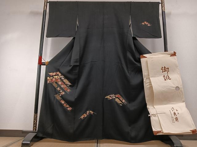 ■■■　サイズ　■■■ 身丈 163cm（肩から） 裄丈 65cm 袖丈 49cm　縫込み 6cm 袖幅 34.5cm 前幅 25cm 後幅 31cm 着物縫いこみ 内揚げ 2cm 裄 お袖側 約1cm　身頃側 約2cm ■■■　商品詳細　■■■ 【正絹】 状態は接写画像のように衿山・衿裏・胴裏・八掛・右袖前に薄い汚れがございますが その他特に目立ったシミ汚れなどもなく大変良い状態です。 大変上質な逸品になります。 お安く出品致しますので、是非この機会にいかがでしょうか？ ■■■　注意事項　■■■ ■モニター発色の具合により色合いが異なる場合がございます。 ■寸法は多少の誤差が生じる場合がございますのでご了承ください。 ■縫込みの長さが左右非対称の場合は短い部分を記載しております。 左右非対称であってもご返品・お値引き等の保証は出来かねますので、ご了承の上ご購入をお願い致します。 ■シミ等のチェックには注意を払っておりますが、見落としがある場合もございますし、個人の見解も様々ですので神経質な方のご購入はお控えください。 ■箪笥に入っておりました着物や帯なので畳みシワや匂いがあるものもございます。 ■お休みは基本的に土日祝となりますが、その他臨時でお休みする場合がございますのでご了承ください。 ■商品の発送は平日のみの発送となります。 ■夜間と土曜、日曜日はお問い合わせの回答が遅れる場合がございます。 ■当店では、お直し、紋入れ、お手入れ等は承っておりません。 ■生地の状態（ヤケ、経年劣化等）によってはサイズ直しが出来ない場合がございます。 その点もどうかご了承のうえ、ご購入をお願いいたします。 ■弊社で取り扱う商品は一点ものにつき、時期や在庫状況に応じて金額が変更となる場合がございます。 ■検針は行っておりません。予めご了承いただきますようお願いいたします。 ■【洗える着物】と記載のある商品におきましては、商品お届け後に洗濯を行ってしまってからのご返品にはご対応しかねます。 念の為、専門店でのお手入れをお願いいたします。 ■着物のサイズ目安は下記を参考ください↓ ＜女性着物＞　お端折り次第で＋5cm　−1cmが着用可能サイズ 　例）身丈170cmの場合、身長160cm〜175cm ＜男性着物＞　身丈＋約25cm〜27cm程が適応身長 　例）身丈155cmの場合、身長180〜182cm