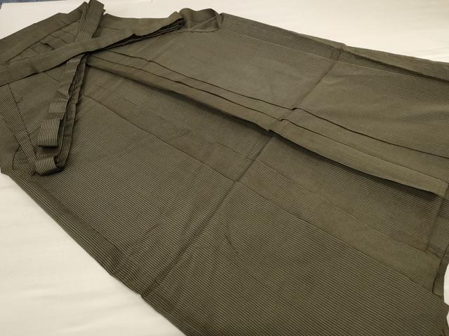 ■■■　サイズ　■■■ 紐下丈　約86cm ■■■　商品詳細　■■■ 【正絹】 状態は接写画像のように後襞・表地所々・裏地・腰板に汚れがございますが その他特に目立ったシミ汚れなどもなく大変良い状態です。 大変上質な逸品になります。 お安く出品致しますので、是非この機会にいかがでしょうか？ ■■■　注意事項　■■■ ■モニター発色の具合により色合いが異なる場合がございます。 ■寸法は多少の誤差が生じる場合がございますのでご了承ください。 ■縫込みの長さが左右非対称の場合は短い部分を記載しております。 左右非対称であってもご返品・お値引き等の保証は出来かねますので、ご了承の上ご購入をお願い致します。 ■シミ等のチェックには注意を払っておりますが、見落としがある場合もございますし、個人の見解も様々ですので神経質な方のご購入はお控えください。 ■箪笥に入っておりました着物や帯なので畳みシワや匂いがあるものもございます。 ■お休みは基本的に土日祝となりますが、その他臨時でお休みする場合がございますのでご了承ください。 ■商品の発送は平日のみの発送となります。 ■夜間と土曜、日曜日はお問い合わせの回答が遅れる場合がございます。 ■当店では、お直し、紋入れ、お手入れ等は承っておりません。 ■生地の状態（ヤケ、経年劣化等）によってはサイズ直しが出来ない場合がございます。 その点もどうかご了承のうえ、ご購入をお願いいたします。 ■弊社で取り扱う商品は一点ものにつき、時期や在庫状況に応じて金額が変更となる場合がございます。 ■検針は行っておりません。予めご了承いただきますようお願いいたします。 ■【洗える着物】と記載のある商品におきましては、商品お届け後に洗濯を行ってしまってからのご返品にはご対応しかねます。 念の為、専門店でのお手入れをお願いいたします。 ■着物のサイズ目安は下記を参考ください↓ ＜女性着物＞　お端折り次第で＋5cm　−1cmが着用可能サイズ 　例）身丈170cmの場合、身長160cm〜175cm ＜男性着物＞　身丈＋約25cm〜27cm程が適応身長 　例）身丈155cmの場合、身長180〜182cm