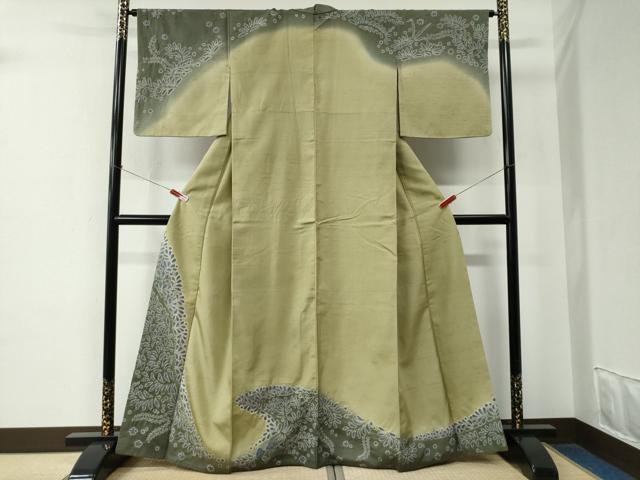■■■　サイズ　■■■ 身丈 164cm（肩から） 裄丈 65cm 袖丈 49cm　縫込み 7cm 袖幅 34cm 前幅 24cm 後幅 30cm 着物縫いこみ 内揚げ 7cm 裄 お袖側 約2cm　身頃側 約4cm ■■■　商品詳細　■■■ 【正絹】 状態は接写画像のように衿山・衿裏に薄い汚れがございますが その他特に目立ったシミ汚れなどもなく大変良い状態です。 大変上質な逸品になります。 お安く出品致しますので、是非この機会にいかがでしょうか？ ※保管臭がございます。 ■■■　注意事項　■■■ ■モニター発色の具合により色合いが異なる場合がございます。 ■寸法は多少の誤差が生じる場合がございますのでご了承ください。 ■縫込みの長さが左右非対称の場合は短い部分を記載しております。 左右非対称であってもご返品・お値引き等の保証は出来かねますので、ご了承の上ご購入をお願い致します。 ■シミ等のチェックには注意を払っておりますが、見落としがある場合もございますし、個人の見解も様々ですので神経質な方のご購入はお控えください。 ■箪笥に入っておりました着物や帯なので畳みシワや匂いがあるものもございます。 ■お休みは基本的に土日祝となりますが、その他臨時でお休みする場合がございますのでご了承ください。 ■商品の発送は平日のみの発送となります。 ■夜間と土曜、日曜日はお問い合わせの回答が遅れる場合がございます。 ■当店では、お直し、紋入れ、お手入れ等は承っておりません。 ■生地の状態（ヤケ、経年劣化等）によってはサイズ直しが出来ない場合がございます。 その点もどうかご了承のうえ、ご購入をお願いいたします。 ■弊社で取り扱う商品は一点ものにつき、時期や在庫状況に応じて金額が変更となる場合がございます。 ■検針は行っておりません。予めご了承いただきますようお願いいたします。 ■【洗える着物】と記載のある商品におきましては、商品お届け後に洗濯を行ってしまってからのご返品にはご対応しかねます。 念の為、専門店でのお手入れをお願いいたします。 ■着物のサイズ目安は下記を参考ください↓ ＜女性着物＞　お端折り次第で＋5cm　−1cmが着用可能サイズ 　例）身丈170cmの場合、身長160cm〜175cm ＜男性着物＞　身丈＋約25cm〜27cm程が適応身長 　例）身丈155cmの場合、身長180〜182cm