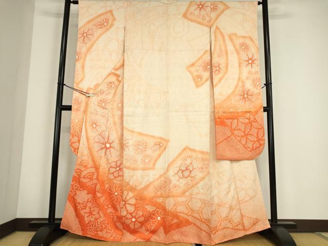 ■■■　サイズ　■■■ 身丈 161cm（肩から） 裄丈 65.5cm 袖丈 111cm　縫込み 2cm 袖幅 33cm 前幅 24cm 後幅 29cm 着物縫いこみ 内揚げ 1cm 裄 お袖側 約2.5cm　身頃側 約4.5cm ■■■　商品詳細　■■■ 【正絹】 状態は接写画像のように左袖前・袖口に 薄い汚れがございますが その他特に目立ったシミ汚れなどもなく大変良い状態です。 大変上質な逸品になります。 お安く出品致しますので、是非この機会にいかがでしょうか？ ■■■　注意事項　■■■ ■モニター発色の具合により色合いが異なる場合がございます。 ■寸法は多少の誤差が生じる場合がございますのでご了承ください。 ■縫込みの長さが左右非対称の場合は短い部分を記載しております。 左右非対称であってもご返品・お値引き等の保証は出来かねますので、ご了承の上ご購入をお願い致します。 ■シミ等のチェックには注意を払っておりますが、見落としがある場合もございますし、個人の見解も様々ですので神経質な方のご購入はお控えください。 ■箪笥に入っておりました着物や帯なので畳みシワや匂いがあるものもございます。 ■お休みは基本的に土日祝となりますが、その他臨時でお休みする場合がございますのでご了承ください。 ■商品の発送は平日のみの発送となります。 ■夜間と土曜、日曜日はお問い合わせの回答が遅れる場合がございます。 ■当店では、お直し、紋入れ、お手入れ等は承っておりません。 ■生地の状態（ヤケ、経年劣化等）によってはサイズ直しが出来ない場合がございます。 その点もどうかご了承のうえ、ご購入をお願いいたします。 ■弊社で取り扱う商品は一点ものにつき、時期や在庫状況に応じて金額が変更となる場合がございます。 ■検針は行っておりません。予めご了承いただきますようお願いいたします。 ■【洗える着物】と記載のある商品におきましては、商品お届け後に洗濯を行ってしまってからのご返品にはご対応しかねます。 念の為、専門店でのお手入れをお願いいたします。 ■着物のサイズ目安は下記を参考ください↓ ＜女性着物＞　お端折り次第で＋5cm　−1cmが着用可能サイズ 　例）身丈170cmの場合、身長160cm〜175cm ＜男性着物＞　身丈＋約25cm〜27cm程が適応身長 　例）身丈155cmの場合、身長180〜182cm