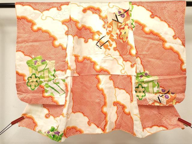 ■■■　サイズ　■■■ 【祝着】 身丈 70cm（肩から） 裄丈 44cm（肩上げ　4cm） 袖丈 53.5cm　縫込み 3cm 袖幅 28cm 前幅 18.5cm 後幅 23.5cm 着物縫いこみ 内揚げ 0cm （腰上げ　9.5cm） 裄 お袖側 約1cm　身頃側 約2cm ■■■　商品詳細　■■■ 着物【正絹・重ね衿：取り外し可能】の 状態は接写画像のように上前おくみ・上前に薄い汚れがございますが その他特に目立ったシミ汚れなどもなく大変良い状態です。 大変上質な逸品になります。 お安く出品致しますので、是非この機会にいかがでしょうか？ ■■■　注意事項　■■■ ■モニター発色の具合により色合いが異なる場合がございます。 ■寸法は多少の誤差が生じる場合がございますのでご了承ください。 ■縫込みの長さが左右非対称の場合は短い部分を記載しております。 左右非対称であってもご返品・お値引き等の保証は出来かねますので、ご了承の上ご購入をお願い致します。 ■シミ等のチェックには注意を払っておりますが、見落としがある場合もございますし、個人の見解も様々ですので神経質な方のご購入はお控えください。 ■箪笥に入っておりました着物や帯なので畳みシワや匂いがあるものもございます。 ■お休みは基本的に土日祝となりますが、その他臨時でお休みする場合がございますのでご了承ください。 ■商品の発送は平日のみの発送となります。 ■夜間と土曜、日曜日はお問い合わせの回答が遅れる場合がございます。 ■当店では、お直し、紋入れ、お手入れ等は承っておりません。 ■生地の状態（ヤケ、経年劣化等）によってはサイズ直しが出来ない場合がございます。 その点もどうかご了承のうえ、ご購入をお願いいたします。 ■弊社で取り扱う商品は一点ものにつき、時期や在庫状況に応じて金額が変更となる場合がございます。 ■検針は行っておりません。予めご了承いただきますようお願いいたします。 ■【洗える着物】と記載のある商品におきましては、商品お届け後に洗濯を行ってしまってからのご返品にはご対応しかねます。 念の為、専門店でのお手入れをお願いいたします。 ■着物のサイズ目安は下記を参考ください↓ ＜女性着物＞　お端折り次第で＋5cm　−1cmが着用可能サイズ 　例）身丈170cmの場合、身長160cm〜175cm ＜男性着物＞　身丈＋約25cm〜27cm程が適応身長 　例）身丈155cmの場合、身長180〜182cm