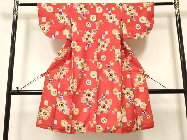 ■■■　サイズ　■■■ 【祝着】 身丈 110cm（肩から） 裄丈 51cm（肩上げ　0cm） 袖丈 34cm　縫込み 1cm 袖幅 28.5cm 前幅 15cm 後幅 21.5cm 着物縫いこみ 内揚げ 0cm （腰上げ　0cm） 裄 お袖側 約3cm　身頃側 約1.5cm ■■■　商品詳細　■■■ 着物【正絹】 状態は接写画像のように表地所々・八掛・胴裏に薄い汚れがございます。 大変上質な逸品になります。 お安く出品致しますので、是非この機会にいかがでしょうか？ ※肩上げと腰上げがされておりません。 ※アンティークになりますのでお品物の状態の感じ方には個人差がございます。ご理解の上でのご入札をお願い致します。 ■■■　注意事項　■■■ ■モニター発色の具合により色合いが異なる場合がございます。 ■寸法は多少の誤差が生じる場合がございますのでご了承ください。 ■縫込みの長さが左右非対称の場合は短い部分を記載しております。 左右非対称であってもご返品・お値引き等の保証は出来かねますので、ご了承の上ご購入をお願い致します。 ■シミ等のチェックには注意を払っておりますが、見落としがある場合もございますし、個人の見解も様々ですので神経質な方のご購入はお控えください。 ■箪笥に入っておりました着物や帯なので畳みシワや匂いがあるものもございます。 ■お休みは基本的に土日祝となりますが、その他臨時でお休みする場合がございますのでご了承ください。 ■商品の発送は平日のみの発送となります。 ■夜間と土曜、日曜日はお問い合わせの回答が遅れる場合がございます。 ■当店では、お直し、紋入れ、お手入れ等は承っておりません。 ■生地の状態（ヤケ、経年劣化等）によってはサイズ直しが出来ない場合がございます。 その点もどうかご了承のうえ、ご購入をお願いいたします。 ■弊社で取り扱う商品は一点ものにつき、時期や在庫状況に応じて金額が変更となる場合がございます。 ■検針は行っておりません。予めご了承いただきますようお願いいたします。 ■【洗える着物】と記載のある商品におきましては、商品お届け後に洗濯を行ってしまってからのご返品にはご対応しかねます。 念の為、専門店でのお手入れをお願いいたします。 ■着物のサイズ目安は下記を参考ください↓ ＜女性着物＞　お端折り次第で＋5cm　−1cmが着用可能サイズ 　例）身丈170cmの場合、身長160cm〜175cm ＜男性着物＞　身丈＋約25cm〜27cm程が適応身長 　例）身丈155cmの場合、身長180〜182cm