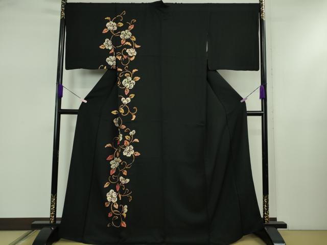 ■■■　サイズ　■■■ 身丈 165.5cm（肩から） 裄丈 70.5cm 袖丈 48.5cm　 縫込み 2cm 袖幅 36cm 前幅 24.5cm 後幅 30cm 着物縫いこみ 内揚げ 5.5cm 裄 お袖側 約 1.5cm　身頃側 約 2cm ■■■　商品詳細　■■■ 【正絹】 状態は特に目立ったシミ汚れなどもなく大変良い状態です。 大変上質な極上の逸品になります。 お安く出品致しますので、是非この機会にいかがでしょうか？ ■■■　注意事項　■■■ ■モニター発色の具合により色合いが異なる場合がございます。 ■寸法は多少の誤差が生じる場合がございますのでご了承ください。 ■縫込みの長さが左右非対称の場合は短い部分を記載しております。 左右非対称であってもご返品・お値引き等の保証は出来かねますので、ご了承の上ご購入をお願い致します。 ■シミ等のチェックには注意を払っておりますが、見落としがある場合もございますし、個人の見解も様々ですので神経質な方のご購入はお控えください。 ■箪笥に入っておりました着物や帯なので畳みシワや匂いがあるものもございます。 ■お休みは基本的に土日祝となりますが、その他臨時でお休みする場合がございますのでご了承ください。 ■商品の発送は平日のみの発送となります。 ■夜間と土曜、日曜日はお問い合わせの回答が遅れる場合がございます。 ■当店では、お直し、紋入れ、お手入れ等は承っておりません。 ■生地の状態（ヤケ、経年劣化等）によってはサイズ直しが出来ない場合がございます。 その点もどうかご了承のうえ、ご購入をお願いいたします。 ■弊社で取り扱う商品は一点ものにつき、時期や在庫状況に応じて金額が変更となる場合がございます。 ■検針は行っておりません。予めご了承いただきますようお願いいたします。 ■【洗える着物】と記載のある商品におきましては、商品お届け後に洗濯を行ってしまってからのご返品にはご対応しかねます。 念の為、専門店でのお手入れをお願いいたします。 ■着物のサイズ目安は下記を参考ください↓ ＜女性着物＞　お端折り次第で＋5?　−10?が着用可能サイズ 　例）身丈170?の場合、身長160?〜175? ＜男性着物＞　身丈＋約25?〜27?程が適応身長 　例）身丈155?の場合、身長180〜182?