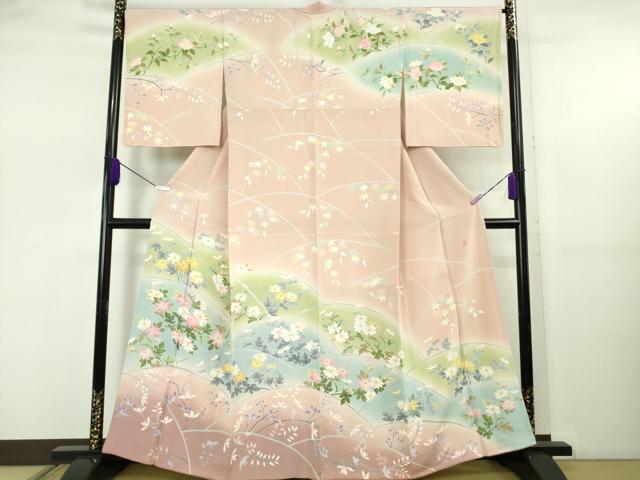 ■■■　サイズ　■■■ 身丈 160.5cm（肩から） 裄丈 68.5cm 袖丈 52cm　 縫込み 2.5cm 袖幅 34.5cm 前幅 25.5cm 後幅 30cm 着物縫いこみ 内揚げ 5cm 裄 お袖側 約 2.5cm　身頃側 約 2cm ■■■　商品詳細　■■■ 【正絹】 状態は特に目立ったシミ汚れなどもなく大変良い状態です。 大変上質な極上の逸品になります。 お安く出品致しますので、是非この機会にいかがでしょうか？ ■■■　注意事項　■■■ ■モニター発色の具合により色合いが異なる場合がございます。 ■寸法は多少の誤差が生じる場合がございますのでご了承ください。 ■縫込みの長さが左右非対称の場合は短い部分を記載しております。 左右非対称であってもご返品・お値引き等の保証は出来かねますので、ご了承の上ご購入をお願い致します。 ■シミ等のチェックには注意を払っておりますが、見落としがある場合もございますし、個人の見解も様々ですので神経質な方のご購入はお控えください。 ■箪笥に入っておりました着物や帯なので畳みシワや匂いがあるものもございます。 ■お休みは基本的に土日祝となりますが、その他臨時でお休みする場合がございますのでご了承ください。 ■商品の発送は平日のみの発送となります。 ■夜間と土曜、日曜日はお問い合わせの回答が遅れる場合がございます。 ■当店では、お直し、紋入れ、お手入れ等は承っておりません。 ■生地の状態（ヤケ、経年劣化等）によってはサイズ直しが出来ない場合がございます。 その点もどうかご了承のうえ、ご購入をお願いいたします。 ■弊社で取り扱う商品は一点ものにつき、時期や在庫状況に応じて金額が変更となる場合がございます。 ■検針は行っておりません。予めご了承いただきますようお願いいたします。 ■【洗える着物】と記載のある商品におきましては、商品お届け後に洗濯を行ってしまってからのご返品にはご対応しかねます。 念の為、専門店でのお手入れをお願いいたします。 ■着物のサイズ目安は下記を参考ください↓ ＜女性着物＞　お端折り次第で＋5?　−10?が着用可能サイズ 　例）身丈170?の場合、身長160?〜175? ＜男性着物＞　身丈＋約25?〜27?程が適応身長 　例）身丈155?の場合、身長180〜182?