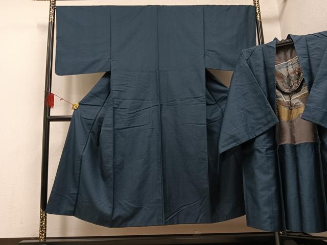 ■■■　サイズ　■■■ 【着物】 身丈 143.5cm（肩から） 裄丈 67cm 袖丈 49cm　縫込み 5.5cm 袖幅 35.5cm 前幅 26cm 後幅 30.5cm 着物縫いこみ 内揚げ 4cm 裄 お袖側 約0cm　身頃側 約3cm 【羽織】 身丈 92cm（肩から） 裄丈 67.5cm 袖丈 49cm　縫込み 6cm 袖幅 35.5cm 前幅 19cm 後幅 30.5cm 裄 お袖側 約0cm　身頃側 約0cm ■■■　商品詳細　■■■ 【正絹】 状態は特に目立ったシミ汚れなどもなく大変良い状態です。 大変上質な逸品になります。 お安く出品致しますので、是非この機会にいかがでしょうか？ ■■■　注意事項　■■■ ■モニター発色の具合により色合いが異なる場合がございます。 ■寸法は多少の誤差が生じる場合がございますのでご了承ください。 ■縫込みの長さが左右非対称の場合は短い部分を記載しております。 左右非対称であってもご返品・お値引き等の保証は出来かねますので、ご了承の上ご購入をお願い致します。 ■シミ等のチェックには注意を払っておりますが、見落としがある場合もございますし、個人の見解も様々ですので神経質な方のご購入はお控えください。 ■箪笥に入っておりました着物や帯なので畳みシワや匂いがあるものもございます。 ■お休みは基本的に土日祝となりますが、その他臨時でお休みする場合がございますのでご了承ください。 ■商品の発送は平日のみの発送となります。 ■夜間と土曜、日曜日はお問い合わせの回答が遅れる場合がございます。 ■当店では、お直し、紋入れ、お手入れ等は承っておりません。 ■生地の状態（ヤケ、経年劣化等）によってはサイズ直しが出来ない場合がございます。 その点もどうかご了承のうえ、ご購入をお願いいたします。 ■弊社で取り扱う商品は一点ものにつき、時期や在庫状況に応じて金額が変更となる場合がございます。 ■検針は行っておりません。予めご了承いただきますようお願いいたします。 ■【洗える着物】と記載のある商品におきましては、商品お届け後に洗濯を行ってしまってからのご返品にはご対応しかねます。 念の為、専門店でのお手入れをお願いいたします。 ■着物のサイズ目安は下記を参考ください↓ ＜女性着物＞　お端折り次第で＋5cm　−1cmが着用可能サイズ 　例）身丈170cmの場合、身長160cm〜175cm ＜男性着物＞　身丈＋約25cm〜27cm程が適応身長 　例）身丈155cmの場合、身長180〜182cm