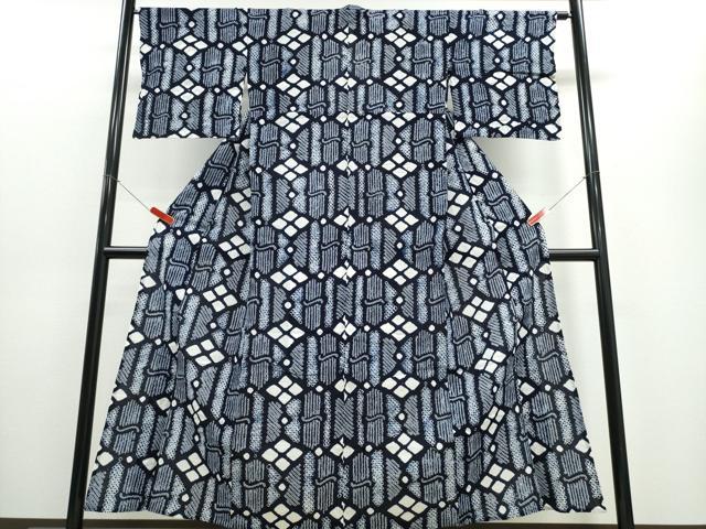 ■■■　サイズ　■■■ 身丈 153.5cm（肩から） 裄丈 67cm 袖丈 45cm　縫込み 2cm 袖幅 35cm 前幅 24.5cm 後幅 30.5cm 着物縫いこみ 内揚げ 0cm 裄 お袖側 約2cm　身頃側 約1cm ■■■　商品詳細　■■■ 【綿・広衿仕立て】 状態は接写画像のように衿裏に薄い汚れがございますが その他表地は特に目立ったシミ汚れなどもなく大変良い状態です。 人気の高い“有松鳴海絞り”の浴衣でございます。 “鳴海絞り”ならではの表情を生み出す立体感と 淡いぼかしで息を吹き込まれ、 今にも動き出しそうな迫力を放っております。 夏祭りや花火大会、これから増えるイベントに連れ立って、 より夏をお楽しみ下さいませ。 大変上質な逸品になります。 お安く出品致しますので、是非この機会にいかがでしょうか？ ■■■　注意事項　■■■ ■モニター発色の具合により色合いが異なる場合がございます。 ■寸法は多少の誤差が生じる場合がございますのでご了承ください。 ■縫込みの長さが左右非対称の場合は短い部分を記載しております。 左右非対称であってもご返品・お値引き等の保証は出来かねますので、ご了承の上ご購入をお願い致します。 ■シミ等のチェックには注意を払っておりますが、見落としがある場合もございますし、個人の見解も様々ですので神経質な方のご購入はお控えください。 ■箪笥に入っておりました着物や帯なので畳みシワや匂いがあるものもございます。 ■お休みは基本的に土日祝となりますが、その他臨時でお休みする場合がございますのでご了承ください。 ■商品の発送は平日のみの発送となります。 ■夜間と土曜、日曜日はお問い合わせの回答が遅れる場合がございます。 ■当店では、お直し、紋入れ、お手入れ等は承っておりません。 ■生地の状態（ヤケ、経年劣化等）によってはサイズ直しが出来ない場合がございます。 その点もどうかご了承のうえ、ご購入をお願いいたします。 ■弊社で取り扱う商品は一点ものにつき、時期や在庫状況に応じて金額が変更となる場合がございます。 ■検針は行っておりません。予めご了承いただきますようお願いいたします。 ■【洗える着物】と記載のある商品におきましては、商品お届け後に洗濯を行ってしまってからのご返品にはご対応しかねます。 念の為、専門店でのお手入れをお願いいたします。 ■着物のサイズ目安は下記を参考ください↓ ＜女性着物＞　お端折り次第で＋5cm　−1cmが着用可能サイズ 　例）身丈170cmの場合、身長160cm〜175cm ＜男性着物＞　身丈＋約25cm〜27cm程が適応身長 　例）身丈155cmの場合、身長180〜182cm