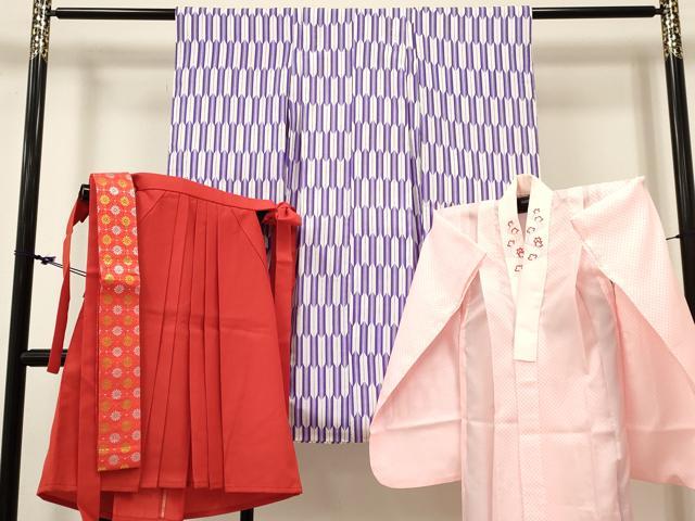 ■■■　サイズ　■■■ 【祝着】 身丈 98.5cm（肩から） 裄丈 40.5cm（肩上げ　3cm） 袖丈 56.5cm　縫込み 2.5cm 袖幅 26.5cm 前幅 16.5cm 後幅 21cm 着物縫いこみ 内揚げ 0cm （腰上げ　0cm） 裄 お袖側 約2cm　身頃側 約1.5cm 【長襦袢】 身丈 89cm（肩から） 裄丈 40.5cm（肩上げ　3cm） 袖丈 56.5cm　縫込み 1.5cm 袖幅 25.5cm 前幅 24.5cm 後幅 21.5cm 着物縫いこみ 内揚げ 0cm （腰上げ　0cm） 裄 お袖側 約2.5cm　身頃側 約2.5cm 【袴】 紐下　約　54cm 【帯】 長さ 202cm　幅 7cm程 ■■■　商品詳細　■■■ 着物【化繊・重ね衿：取り外し可能】の 状態は接写画像のように表地所々に薄い汚れがございます。 長襦袢【化繊】の 状態は特に目立ったシミ汚れなどもなく大変良い状態です。 袴【ウール】の 状態は接写画像のように一から三の襞・裏地に薄い汚れがございますが その他特に目立ったシミ汚れなどもなく大変良い状態です。 帯【化繊】の 状態は特に目立ったシミ汚れなどもなく大変良い状態です。 ぜひお手入れをされてお召しになられてはいかがでしょうか。 お安く出品致しますので、是非この機会にいかがでしょうか？ ※ご自身で洗濯された場合の保証はできかねます。専門店にご相談ください。 ■■■　注意事項　■■■ ■モニター発色の具合により色合いが異なる場合がございます。 ■寸法は多少の誤差が生じる場合がございますのでご了承ください。 ■縫込みの長さが左右非対称の場合は短い部分を記載しております。 左右非対称であってもご返品・お値引き等の保証は出来かねますので、ご了承の上ご購入をお願い致します。 ■シミ等のチェックには注意を払っておりますが、見落としがある場合もございますし、個人の見解も様々ですので神経質な方のご購入はお控えください。 ■箪笥に入っておりました着物や帯なので畳みシワや匂いがあるものもございます。 ■お休みは基本的に土日祝となりますが、その他臨時でお休みする場合がございますのでご了承ください。 ■商品の発送は平日のみの発送となります。 ■夜間と土曜、日曜日はお問い合わせの回答が遅れる場合がございます。 ■当店では、お直し、紋入れ、お手入れ等は承っておりません。 ■生地の状態（ヤケ、経年劣化等）によってはサイズ直しが出来ない場合がございます。 その点もどうかご了承のうえ、ご購入をお願いいたします。 ■弊社で取り扱う商品は一点ものにつき、時期や在庫状況に応じて金額が変更となる場合がございます。 ■検針は行っておりません。予めご了承いただきますようお願いいたします。 ■【洗える着物】と記載のある商品におきましては、商品お届け後に洗濯を行ってしまってからのご返品にはご対応しかねます。 念の為、専門店でのお手入れをお願いいたします。 ■着物のサイズ目安は下記を参考ください↓ ＜女性着物＞　お端折り次第で＋5cm　−1cmが着用可能サイズ 　例）身丈170cmの場合、身長160cm〜175cm ＜男性着物＞　身丈＋約25cm〜27cm程が適応身長 　例）身丈155cmの場合、身長180〜182cm
