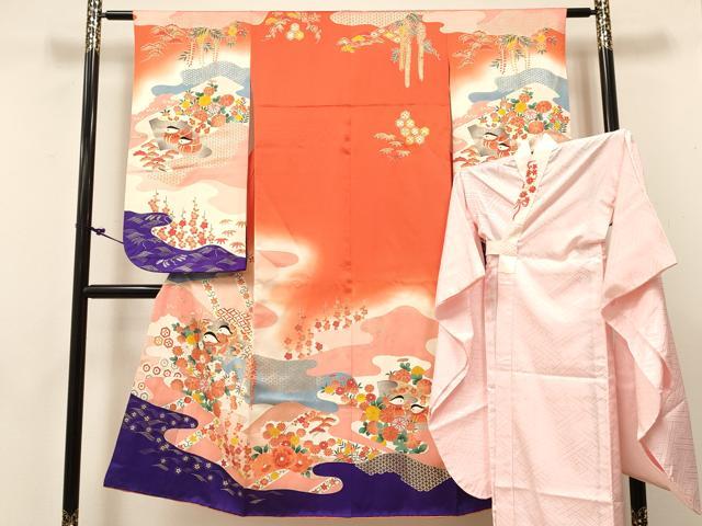 ■■■　サイズ　■■■ 【祝着】 身丈 134.5cm（肩から） 裄丈 59.5cm（肩上げ　0cm） 袖丈 73.5cm　縫込み 3cm 袖幅 32.5cm 前幅 21cm 後幅 26.5cm 着物縫いこみ 内揚げ 5cm （腰上げ　0cm） 裄 お袖側 約1.5cm　身頃側 約7.5cm 【長襦袢】 身丈 104.5cm（肩から） 裄丈 55.5cm（肩上げ　0cm） 袖丈 74.5cm　縫込み 2cm 袖幅 31.5cm 前幅 24cm 後幅 25cm 着物縫いこみ 内揚げ 0cm （腰上げ　0cm） 裄 お袖側 約3.5cm　身頃側 約3cm ■■■　商品詳細　■■■ 着物【正絹・重ね衿：取り外し可能】の 状態は接写画像のように表地所々に薄い汚れがございます。 長襦袢【化繊】の 状態は接写画像のように紐部分に薄い汚れがございますが その他表地は特に目立ったシミ汚れなどもなく大変良い状態です。 大変上質な逸品になりますので ぜひお手入れをされてお召しになられてはいかがでしょうか。 お安く出品致しますので、是非この機会にいかがでしょうか？ ※着物・襦袢共に肩上げと腰上げがされておりません。 ■■■　注意事項　■■■ ■モニター発色の具合により色合いが異なる場合がございます。 ■寸法は多少の誤差が生じる場合がございますのでご了承ください。 ■縫込みの長さが左右非対称の場合は短い部分を記載しております。 左右非対称であってもご返品・お値引き等の保証は出来かねますので、ご了承の上ご購入をお願い致します。 ■シミ等のチェックには注意を払っておりますが、見落としがある場合もございますし、個人の見解も様々ですので神経質な方のご購入はお控えください。 ■箪笥に入っておりました着物や帯なので畳みシワや匂いがあるものもございます。 ■お休みは基本的に土日祝となりますが、その他臨時でお休みする場合がございますのでご了承ください。 ■商品の発送は平日のみの発送となります。 ■夜間と土曜、日曜日はお問い合わせの回答が遅れる場合がございます。 ■当店では、お直し、紋入れ、お手入れ等は承っておりません。 ■生地の状態（ヤケ、経年劣化等）によってはサイズ直しが出来ない場合がございます。 その点もどうかご了承のうえ、ご購入をお願いいたします。 ■弊社で取り扱う商品は一点ものにつき、時期や在庫状況に応じて金額が変更となる場合がございます。 ■検針は行っておりません。予めご了承いただきますようお願いいたします。 ■【洗える着物】と記載のある商品におきましては、商品お届け後に洗濯を行ってしまってからのご返品にはご対応しかねます。 念の為、専門店でのお手入れをお願いいたします。 ■着物のサイズ目安は下記を参考ください↓ ＜女性着物＞　お端折り次第で＋5cm　−1cmが着用可能サイズ 　例）身丈170cmの場合、身長160cm〜175cm ＜男性着物＞　身丈＋約25cm〜27cm程が適応身長 　例）身丈155cmの場合、身長180〜182cm