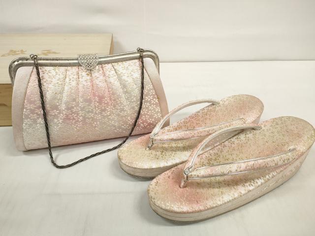 ■■■　サイズ　■■■ 【バッグ】 横　　　22cm 縦　　　13.5cm　取っ手込み　32cm 奥行き　5cm 【草　履】 長さ　　 23.5cm 幅　　　 7.5cm 踵高さ　 6cm ■■■　商品詳細　■■■ 状態は参考画像のように所々に薄い汚れ・スレがございます。 大変上質な逸品になります。 お安く出品致しますので、是非この機会にいかがでしょうか？ ■■■　注意事項　■■■ ■モニター発色の具合により色合いが異なる場合がございます。 ■寸法は多少の誤差が生じる場合がございますのでご了承ください。 ■縫込みの長さが左右非対称の場合は短い部分を記載しております。 左右非対称であってもご返品・お値引き等の保証は出来かねますので、ご了承の上ご購入をお願い致します。 ■シミ等のチェックには注意を払っておりますが、見落としがある場合もございますし、個人の見解も様々ですので神経質な方のご購入はお控えください。 ■箪笥に入っておりました着物や帯なので畳みシワや匂いがあるものもございます。 ■お休みは基本的に土日祝となりますが、その他臨時でお休みする場合がございますのでご了承ください。 ■商品の発送は平日のみの発送となります。 ■夜間と土曜、日曜日はお問い合わせの回答が遅れる場合がございます。 ■当店では、お直し、紋入れ、お手入れ等は承っておりません。 ■生地の状態（ヤケ、経年劣化等）によってはサイズ直しが出来ない場合がございます。 その点もどうかご了承のうえ、ご購入をお願いいたします。 ■弊社で取り扱う商品は一点ものにつき、時期や在庫状況に応じて金額が変更となる場合がございます。 ■検針は行っておりません。予めご了承いただきますようお願いいたします。 ■【洗える着物】と記載のある商品におきましては、商品お届け後に洗濯を行ってしまってからのご返品にはご対応しかねます。 念の為、専門店でのお手入れをお願いいたします。 ■着物のサイズ目安は下記を参考ください↓ ＜女性着物＞　お端折り次第で＋5cm　−1cmが着用可能サイズ 　例）身丈170cmの場合、身長160cm〜175cm ＜男性着物＞　身丈＋約25cm〜27cm程が適応身長 　例）身丈155cmの場合、身長180〜182cm