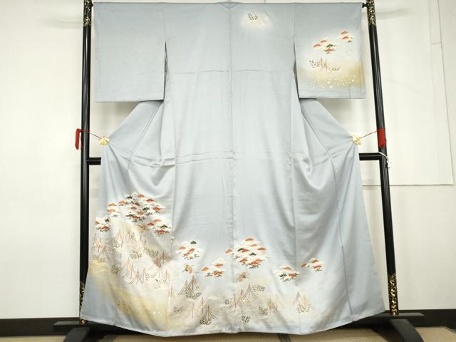 ■■■　サイズ　■■■ 身丈 159cm（肩から） 裄丈 66cm 袖丈 52cm　縫込み 3cm 袖幅 33.5cm 前幅 24cm 後幅 30cm 着物縫いこみ 内揚げ 1.5cm 裄 お袖側 約2cm　身頃側 約3cm ■■■　商品詳細　■■■ 【正絹・一つ紋】 状態は接写画像のように衿山・袖口に薄い汚れがございますが その他特に目立ったシミ汚れなどもなく大変良い状態です。 大変上質な逸品になります。 お安く出品致しますので、是非この機会にいかがでしょうか？ ■■■　注意事項　■■■ ■モニター発色の具合により色合いが異なる場合がございます。 ■寸法は多少の誤差が生じる場合がございますのでご了承ください。 ■縫込みの長さが左右非対称の場合は短い部分を記載しております。 左右非対称であってもご返品・お値引き等の保証は出来かねますので、ご了承の上ご購入をお願い致します。 ■シミ等のチェックには注意を払っておりますが、見落としがある場合もございますし、個人の見解も様々ですので神経質な方のご購入はお控えください。 ■箪笥に入っておりました着物や帯なので畳みシワや匂いがあるものもございます。 ■お休みは基本的に土日祝となりますが、その他臨時でお休みする場合がございますのでご了承ください。 ■商品の発送は平日のみの発送となります。 ■夜間と土曜、日曜日はお問い合わせの回答が遅れる場合がございます。 ■当店では、お直し、紋入れ、お手入れ等は承っておりません。 ■生地の状態（ヤケ、経年劣化等）によってはサイズ直しが出来ない場合がございます。 その点もどうかご了承のうえ、ご購入をお願いいたします。 ■弊社で取り扱う商品は一点ものにつき、時期や在庫状況に応じて金額が変更となる場合がございます。 ■検針は行っておりません。予めご了承いただきますようお願いいたします。 ■【洗える着物】と記載のある商品におきましては、商品お届け後に洗濯を行ってしまってからのご返品にはご対応しかねます。 念の為、専門店でのお手入れをお願いいたします。 ■写真に写っている物が全てになります。それ以外の付属品はございませんのでご了承ください。 ■状態に関する写真につきましては、掲載可能な写真枚数に限りがあるため、各箇所につき1枚参考画像を掲載しております。 ■着物のサイズ目安は下記を参考ください↓ ＜女性着物＞　お端折り次第で＋5cm　−1cmが着用可能サイズ 　例）身丈170cmの場合、身長160cm〜175cm ＜男性着物＞　身丈＋約25cm〜27cm程が適応身長 　例）身丈155cmの場合、身長180〜182cm