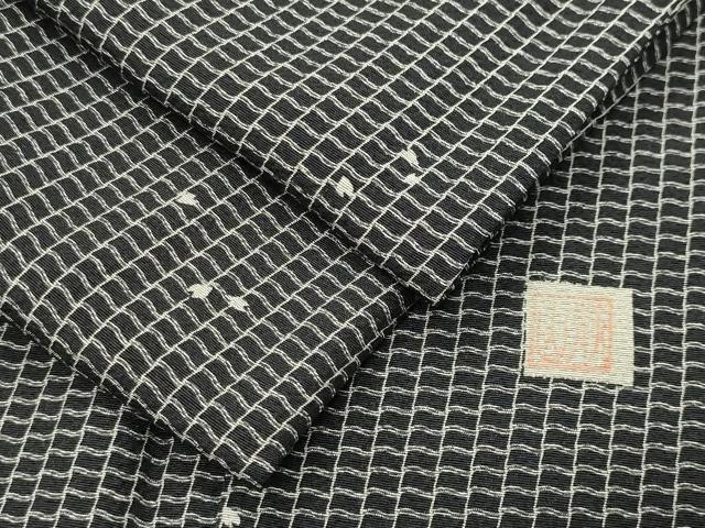 ■■■　サイズ　■■■ 身丈 156.5cm（肩から） 裄丈 65cm 袖丈 48.5cm　縫込み 4.5cm 袖幅 33.5cm 前幅 23.5cm 後幅 29.5cm 着物縫いこみ 内揚げ 9.5cm 裄 お袖側 約4.5cm　身頃側 約4.5cm ■■■　商品詳細　■■■ 【正絹】 状態は特に目立ったシミ汚れなどもなく大変良い状態です。 大変上質な逸品になります。 お安く出品致しますので、是非この機会にいかがでしょうか？ ■■■　注意事項　■■■ ■モニター発色の具合により色合いが異なる場合がございます。 ■寸法は多少の誤差が生じる場合がございますのでご了承ください。 ■縫込みの長さが左右非対称の場合は短い部分を記載しております。 左右非対称であってもご返品・お値引き等の保証は出来かねますので、ご了承の上ご購入をお願い致します。 ■シミ等のチェックには注意を払っておりますが、見落としがある場合もございますし、個人の見解も様々ですので神経質な方のご購入はお控えください。 ■箪笥に入っておりました着物や帯なので畳みシワや匂いがあるものもございます。 ■お休みは基本的に土日祝となりますが、その他臨時でお休みする場合がございますのでご了承ください。 ■商品の発送は平日のみの発送となります。 ■夜間と土曜、日曜日はお問い合わせの回答が遅れる場合がございます。 ■当店では、お直し、紋入れ、お手入れ等は承っておりません。 ■生地の状態（ヤケ、経年劣化等）によってはサイズ直しが出来ない場合がございます。 その点もどうかご了承のうえ、ご購入をお願いいたします。 ■弊社で取り扱う商品は一点ものにつき、時期や在庫状況に応じて金額が変更となる場合がございます。 ■検針は行っておりません。予めご了承いただきますようお願いいたします。 ■【洗える着物】と記載のある商品におきましては、商品お届け後に洗濯を行ってしまってからのご返品にはご対応しかねます。 念の為、専門店でのお手入れをお願いいたします。 ■写真に写っている物が全てになります。それ以外の付属品はございませんのでご了承ください。 ■状態に関する写真につきましては、掲載可能な写真枚数に限りがあるため、各箇所につき1枚参考画像を掲載しております。 ■着物のサイズ目安は下記を参考ください↓ ＜女性着物＞　お端折り次第で＋5cm　−1cmが着用可能サイズ 　例）身丈170cmの場合、身長160cm〜175cm ＜男性着物＞　身丈＋約25cm〜27cm程が適応身長 　例）身丈155cmの場合、身長180〜182cm