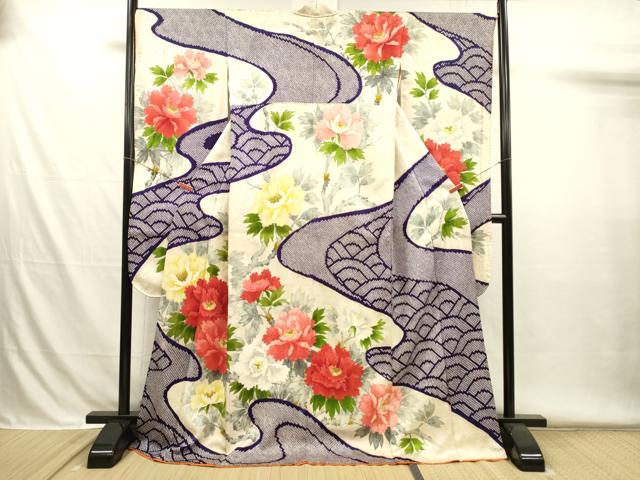 ■■■　サイズ　■■■ 身丈 171cm（肩から） 裄丈 66cm 袖丈 106.5cm　縫込み 5cm 袖幅 34cm 前幅 23.5cm 後幅 30.5cm 着物縫いこみ 内揚げ 3.5cm 裄 お袖側 約1cm　身頃側 約4cm ■■■　商品詳細　■■■ 【正絹】 状態は画像を添付しておりますので、そちらをご確認下さいますよう宜しくお願い致します。 大変上質な逸品になりますのでぜひお手入れをされてお召しになられてはいかがでしょうか。 お安く出品致しますので、是非この機会にいかがでしょうか？ ■■■　注意事項　■■■ ■モニター発色の具合により色合いが異なる場合がございます。 ■寸法は多少の誤差が生じる場合がございますのでご了承ください。 ■縫込みの長さが左右非対称の場合は短い部分を記載しております。 左右非対称であってもご返品・お値引き等の保証は出来かねますので、ご了承の上ご購入をお願い致します。 ■シミ等のチェックには注意を払っておりますが、見落としがある場合もございますし、個人の見解も様々ですので神経質な方のご購入はお控えください。 ■箪笥に入っておりました着物や帯なので畳みシワや匂いがあるものもございます。 ■お休みは基本的に土日祝となりますが、その他臨時でお休みする場合がございますのでご了承ください。 ■商品の発送は平日のみの発送となります。 ■夜間と土曜、日曜日はお問い合わせの回答が遅れる場合がございます。 ■当店では、お直し、紋入れ、お手入れ等は承っておりません。 ■生地の状態（ヤケ、経年劣化等）によってはサイズ直しが出来ない場合がございます。 その点もどうかご了承のうえ、ご購入をお願いいたします。 ■弊社で取り扱う商品は一点ものにつき、時期や在庫状況に応じて金額が変更となる場合がございます。 ■検針は行っておりません。予めご了承いただきますようお願いいたします。 ■【洗える着物】と記載のある商品におきましては、商品お届け後に洗濯を行ってしまってからのご返品にはご対応しかねます。 念の為、専門店でのお手入れをお願いいたします。 ■写真に写っている物が全てになります。それ以外の付属品はございませんのでご了承ください。 ■状態に関する写真につきましては、掲載可能な写真枚数に限りがあるため、各箇所につき1枚参考画像を掲載しております。 ■着物のサイズ目安は下記を参考ください↓ ＜女性着物＞　お端折り次第で＋5cm　－1cmが着用可能サイズ 　例）身丈170cmの場合、身長160cm～175cm ＜男性着物＞　身丈＋約25cm～27cm程が適応身長 　例）身丈155cmの場合、身長180～182cm