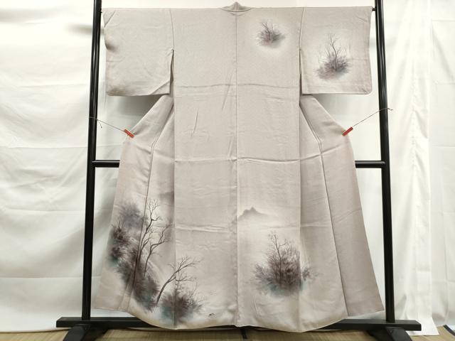 ■■■　サイズ　■■■ 身丈 154cm（肩から） 裄丈 66cm 袖丈 45cm　縫込み 3cm 袖幅 34cm 前幅 25cm 後幅 30cm 着物縫いこみ 内揚げ 5cm 裄 お袖側 約2cm　身頃側 約3cm ■■■　商品詳細　■■■ 【正絹】 状態は画像を添付しておりますので、そちらをご確認下さいますよう宜しくお願い致します。 大変上質な逸品になります。 お安く出品致しますので、是非この機会にいかがでしょうか？ ■■■　注意事項　■■■ ■モニター発色の具合により色合いが異なる場合がございます。 ■寸法は多少の誤差が生じる場合がございますのでご了承ください。 ■縫込みの長さが左右非対称の場合は短い部分を記載しております。 左右非対称であってもご返品・お値引き等の保証は出来かねますので、ご了承の上ご購入をお願い致します。 ■シミ等のチェックには注意を払っておりますが、見落としがある場合もございますし、個人の見解も様々ですので神経質な方のご購入はお控えください。 ■箪笥に入っておりました着物や帯なので畳みシワや匂いがあるものもございます。 ■お休みは基本的に土日祝となりますが、その他臨時でお休みする場合がございますのでご了承ください。 ■商品の発送は平日のみの発送となります。 ■夜間と土曜、日曜日はお問い合わせの回答が遅れる場合がございます。 ■当店では、お直し、紋入れ、お手入れ等は承っておりません。 ■生地の状態（ヤケ、経年劣化等）によってはサイズ直しが出来ない場合がございます。 その点もどうかご了承のうえ、ご購入をお願いいたします。 ■弊社で取り扱う商品は一点ものにつき、時期や在庫状況に応じて金額が変更となる場合がございます。 ■検針は行っておりません。予めご了承いただきますようお願いいたします。 ■【洗える着物】と記載のある商品におきましては、商品お届け後に洗濯を行ってしまってからのご返品にはご対応しかねます。 念の為、専門店でのお手入れをお願いいたします。 ■写真に写っている物が全てになります。それ以外の付属品はございませんのでご了承ください。 ■状態に関する写真につきましては、掲載可能な写真枚数に限りがあるため、各箇所につき1枚参考画像を掲載しております。 ■着物のサイズ目安は下記を参考ください↓ ＜女性着物＞　お端折り次第で＋5cm　−1cmが着用可能サイズ 　例）身丈170cmの場合、身長160cm〜175cm ＜男性着物＞　身丈＋約25cm〜27cm程が適応身長 　例）身丈155cmの場合、身長180〜182cm