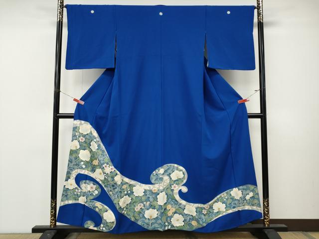 ■■■　サイズ　■■■ 身丈 157cm（肩から） 裄丈 65cm 袖丈 48cm　縫込み 3cm 袖幅 33.5cm 前幅 24cm 後幅 30cm 着物縫いこみ 内揚げ 7cm 裄 お袖側 約3cm　身頃側 約3cm ■■■　商品詳細　■■■ 【正絹・五つ紋】 状態は接写画像のように表地所々に変色、おくみ・衿山・両袖口に薄い汚れがございます。 大変上質な逸品になりますのでぜひお手入れをされてお召しになられてはいかがでしょうか。 お安く出品致しますので、是非この機会にいかがでしょうか？ ■■■　注意事項　■■■ ■モニター発色の具合により色合いが異なる場合がございます。 ■寸法は多少の誤差が生じる場合がございますのでご了承ください。 ■縫込みの長さが左右非対称の場合は短い部分を記載しております。 左右非対称であってもご返品・お値引き等の保証は出来かねますので、ご了承の上ご購入をお願い致します。 ■シミ等のチェックには注意を払っておりますが、見落としがある場合もございますし、個人の見解も様々ですので神経質な方のご購入はお控えください。 ■箪笥に入っておりました着物や帯なので畳みシワや匂いがあるものもございます。 ■お休みは基本的に土日祝となりますが、その他臨時でお休みする場合がございますのでご了承ください。 ■商品の発送は平日のみの発送となります。 ■夜間と土曜、日曜日はお問い合わせの回答が遅れる場合がございます。 ■当店では、お直し、紋入れ、お手入れ等は承っておりません。 ■生地の状態（ヤケ、経年劣化等）によってはサイズ直しが出来ない場合がございます。 その点もどうかご了承のうえ、ご購入をお願いいたします。 ■弊社で取り扱う商品は一点ものにつき、時期や在庫状況に応じて金額が変更となる場合がございます。 ■検針は行っておりません。予めご了承いただきますようお願いいたします。 ■【洗える着物】と記載のある商品におきましては、商品お届け後に洗濯を行ってしまってからのご返品にはご対応しかねます。 念の為、専門店でのお手入れをお願いいたします。 ■写真に写っている物が全てになります。それ以外の付属品はございませんのでご了承ください。 ■状態に関する写真につきましては、掲載可能な写真枚数に限りがあるため、各箇所につき1枚参考画像を掲載しております。 ■着物のサイズ目安は下記を参考ください↓ ＜女性着物＞　お端折り次第で＋5cm　−1cmが着用可能サイズ 　例）身丈170cmの場合、身長160cm〜175cm ＜男性着物＞　身丈＋約25cm〜27cm程が適応身長 　例）身丈155cmの場合、身長180〜182cm
