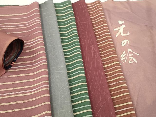 ■■■　サイズ　■■■ 幅　　　約37.5cm ■■■　商品詳細　■■■ 【正絹・未使用】 状態は接写画像のように表地所々・裏面所々にヤケがございます。 大変上質な逸品になります。 お安く出品致しますので、是非この機会にいかがでしょうか？ ※ハギレ・リメイク生地としてお使いください。 ■■■　注意事項　■■■ ■モニター発色の具合により色合いが異なる場合がございます。 ■寸法は多少の誤差が生じる場合がございますのでご了承ください。 ■縫込みの長さが左右非対称の場合は短い部分を記載しております。 左右非対称であってもご返品・お値引き等の保証は出来かねますので、ご了承の上ご購入をお願い致します。 ■シミ等のチェックには注意を払っておりますが、見落としがある場合もございますし、個人の見解も様々ですので神経質な方のご購入はお控えください。 ■箪笥に入っておりました着物や帯なので畳みシワや匂いがあるものもございます。 ■お休みは基本的に土日祝となりますが、その他臨時でお休みする場合がございますのでご了承ください。 ■商品の発送は平日のみの発送となります。 ■夜間と土曜、日曜日はお問い合わせの回答が遅れる場合がございます。 ■当店では、お直し、紋入れ、お手入れ等は承っておりません。 ■生地の状態（ヤケ、経年劣化等）によってはサイズ直しが出来ない場合がございます。 その点もどうかご了承のうえ、ご購入をお願いいたします。 ■弊社で取り扱う商品は一点ものにつき、時期や在庫状況に応じて金額が変更となる場合がございます。 ■検針は行っておりません。予めご了承いただきますようお願いいたします。 ■【洗える着物】と記載のある商品におきましては、商品お届け後に洗濯を行ってしまってからのご返品にはご対応しかねます。 念の為、専門店でのお手入れをお願いいたします。 ■写真に写っている物が全てになります。それ以外の付属品はございませんのでご了承ください。 ■状態に関する写真につきましては、掲載可能な写真枚数に限りがあるため、各箇所につき1枚参考画像を掲載しております。 ■着物のサイズ目安は下記を参考ください↓ ＜女性着物＞　お端折り次第で＋5cm　－1cmが着用可能サイズ 　例）身丈170cmの場合、身長160cm～175cm ＜男性着物＞　身丈＋約25cm～27cm程が適応身長 　例）身丈155cmの場合、身長180～182cm