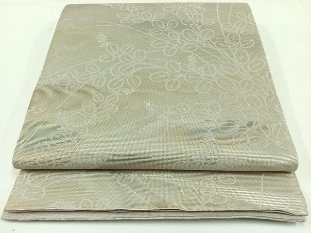 ■■■　サイズ　■■■ 長さ 436cm 幅 31cm程 ■■■　商品詳細　■■■ 【正絹】 状態は接写画像のように たれ先・たれ先上部に薄い汚れがございますが その他特に目立ったシミ汚れなどもなく大変良い状態です。 大変上質な逸品になります。 お安く出品致しますので、是非この機会にいかがでしょうか？ ■■■　注意事項　■■■ ■モニター発色の具合により色合いが異なる場合がございます。 ■寸法は多少の誤差が生じる場合がございますのでご了承ください。 ■縫込みの長さが左右非対称の場合は短い部分を記載しております。 左右非対称であってもご返品・お値引き等の保証は出来かねますので、ご了承の上ご購入をお願い致します。 ■シミ等のチェックには注意を払っておりますが、見落としがある場合もございますし、個人の見解も様々ですので神経質な方のご購入はお控えください。 ■箪笥に入っておりました着物や帯なので畳みシワや匂いがあるものもございます。 ■お休みは基本的に土日祝となりますが、その他臨時でお休みする場合がございますのでご了承ください。 ■商品の発送は平日のみの発送となります。 ■夜間と土曜、日曜日はお問い合わせの回答が遅れる場合がございます。 ■当店では、お直し、紋入れ、お手入れ等は承っておりません。 ■生地の状態（ヤケ、経年劣化等）によってはサイズ直しが出来ない場合がございます。 その点もどうかご了承のうえ、ご購入をお願いいたします。 ■弊社で取り扱う商品は一点ものにつき、時期や在庫状況に応じて金額が変更となる場合がございます。 ■検針は行っておりません。予めご了承いただきますようお願いいたします。 ■【洗える着物】と記載のある商品におきましては、商品お届け後に洗濯を行ってしまってからのご返品にはご対応しかねます。 念の為、専門店でのお手入れをお願いいたします。 ■着物のサイズ目安は下記を参考ください↓ ＜女性着物＞　お端折り次第で＋5cm　−1cmが着用可能サイズ 　例）身丈170cmの場合、身長160cm〜175cm ＜男性着物＞　身丈＋約25cm〜27cm程が適応身長 　例）身丈155cmの場合、身長180〜182cm