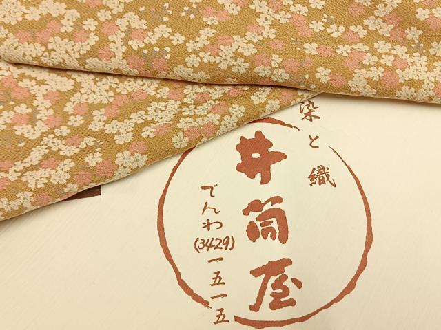 ■■■　サイズ　■■■ 身丈 162cm（肩から） 裄丈 64.5cm 袖丈 52cm　縫込み 6.5cm 袖幅 34cm 前幅 25cm 後幅 29cm 着物縫いこみ 内揚げ 3cm 裄 お袖側 約1cm　身頃側 約2.5cm ■■■　商品詳細　■■■ 【正絹】 状態は特に目立ったシミ汚れなどもなく大変良い状態です。 大変上質な逸品になります。 お安く出品致しますので、是非この機会にいかがでしょうか？ ■■■　注意事項　■■■ ■モニター発色の具合により色合いが異なる場合がございます。 ■寸法は多少の誤差が生じる場合がございますのでご了承ください。 ■縫込みの長さが左右非対称の場合は短い部分を記載しております。 左右非対称であってもご返品・お値引き等の保証は出来かねますので、ご了承の上ご購入をお願い致します。 ■シミ等のチェックには注意を払っておりますが、見落としがある場合もございますし、個人の見解も様々ですので神経質な方のご購入はお控えください。 ■箪笥に入っておりました着物や帯なので畳みシワや匂いがあるものもございます。 ■お休みは基本的に土日祝となりますが、その他臨時でお休みする場合がございますのでご了承ください。 ■商品の発送は平日のみの発送となります。 ■夜間と土曜、日曜日はお問い合わせの回答が遅れる場合がございます。 ■当店では、お直し、紋入れ、お手入れ等は承っておりません。 ■生地の状態（ヤケ、経年劣化等）によってはサイズ直しが出来ない場合がございます。 その点もどうかご了承のうえ、ご購入をお願いいたします。 ■弊社で取り扱う商品は一点ものにつき、時期や在庫状況に応じて金額が変更となる場合がございます。 ■検針は行っておりません。予めご了承いただきますようお願いいたします。 ■【洗える着物】と記載のある商品におきましては、商品お届け後に洗濯を行ってしまってからのご返品にはご対応しかねます。 念の為、専門店でのお手入れをお願いいたします。 ■着物のサイズ目安は下記を参考ください↓ ＜女性着物＞　お端折り次第で＋5cm　−1cmが着用可能サイズ 　例）身丈170cmの場合、身長160cm〜175cm ＜男性着物＞　身丈＋約25cm〜27cm程が適応身長 　例）身丈155cmの場合、身長180〜182cm