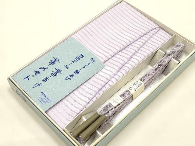 ■■■　商品詳細　■■■ 【未使用】 状態は特に目立ったシミ汚れなどもなく大変良い状態です。 大変上質な逸品になります。 お安く出品致しますので、是非この機会にいかがでしょうか？ ■■■　注意事項　■■■ ■モニター発色の具合により色合いが異なる場合がございます。 ■寸法は多少の誤差が生じる場合がございますのでご了承ください。 ■縫込みの長さが左右非対称の場合は短い部分を記載しております。 左右非対称であってもご返品・お値引き等の保証は出来かねますので、ご了承の上ご購入をお願い致します。 ■シミ等のチェックには注意を払っておりますが、見落としがある場合もございますし、個人の見解も様々ですので神経質な方のご購入はお控えください。 ■箪笥に入っておりました着物や帯なので畳みシワや匂いがあるものもございます。 ■お休みは基本的に土日祝となりますが、その他臨時でお休みする場合がございますのでご了承ください。 ■商品の発送は平日のみの発送となります。 ■夜間と土曜、日曜日はお問い合わせの回答が遅れる場合がございます。 ■当店では、お直し、紋入れ、お手入れ等は承っておりません。 ■生地の状態（ヤケ、経年劣化等）によってはサイズ直しが出来ない場合がございます。 その点もどうかご了承のうえ、ご購入をお願いいたします。 ■弊社で取り扱う商品は一点ものにつき、時期や在庫状況に応じて金額が変更となる場合がございます。 ■検針は行っておりません。予めご了承いただきますようお願いいたします。 ■【洗える着物】と記載のある商品におきましては、商品お届け後に洗濯を行ってしまってからのご返品にはご対応しかねます。 念の為、専門店でのお手入れをお願いいたします。 ■着物のサイズ目安は下記を参考ください↓ ＜女性着物＞　お端折り次第で＋5cm　−1cmが着用可能サイズ 　例）身丈170cmの場合、身長160cm〜175cm ＜男性着物＞　身丈＋約25cm〜27cm程が適応身長 　例）身丈155cmの場合、身長180〜182cm