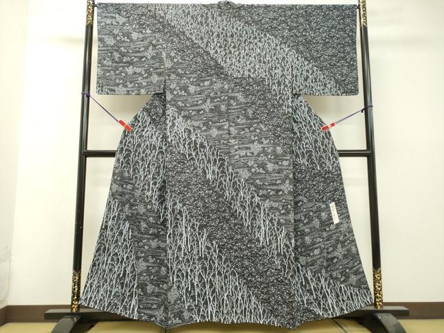 ■■■　サイズ　■■■ 身丈 156cm（肩から） 裄丈 67cm 袖丈 48cm　縫込み 8.5cm 袖幅 34cm 前幅 28cm 後幅 31cm 着物縫いこみ 内揚げ 10cm 裄 お袖側 約4cm　身頃側 約2.5cm ■■■　商品詳細　■■■ 【正絹】 状態は特に目立ったシミ汚れなどもなく大変良い状態です。 水谷滉氏は京都の生まれで21歳の時に京友禅の世界に入ってから 以降、京友禅一筋に歩み、数々の個性豊かな作品を制作され 平成5年に伝統工芸士に認定されております。 大変上質な逸品になります。 お安く出品致しますので、是非この機会にいかがでしょうか？ ■■■　注意事項　■■■ ■モニター発色の具合により色合いが異なる場合がございます。 ■寸法は多少の誤差が生じる場合がございますのでご了承ください。 ■縫込みの長さが左右非対称の場合は短い部分を記載しております。 左右非対称であってもご返品・お値引き等の保証は出来かねますので、ご了承の上ご購入をお願い致します。 ■シミ等のチェックには注意を払っておりますが、見落としがある場合もございますし、個人の見解も様々ですので神経質な方のご購入はお控えください。 ■箪笥に入っておりました着物や帯なので畳みシワや匂いがあるものもございます。 ■お休みは基本的に土日祝となりますが、その他臨時でお休みする場合がございますのでご了承ください。 ■商品の発送は平日のみの発送となります。 ■夜間と土曜、日曜日はお問い合わせの回答が遅れる場合がございます。 ■当店では、お直し、紋入れ、お手入れ等は承っておりません。 ■生地の状態（ヤケ、経年劣化等）によってはサイズ直しが出来ない場合がございます。 その点もどうかご了承のうえ、ご購入をお願いいたします。 ■弊社で取り扱う商品は一点ものにつき、時期や在庫状況に応じて金額が変更となる場合がございます。 ■検針は行っておりません。予めご了承いただきますようお願いいたします。 ■【洗える着物】と記載のある商品におきましては、商品お届け後に洗濯を行ってしまってからのご返品にはご対応しかねます。 念の為、専門店でのお手入れをお願いいたします。 ■着物のサイズ目安は下記を参考ください↓ ＜女性着物＞　お端折り次第で＋5?　−10?が着用可能サイズ 　例）身丈170?の場合、身長160?〜175? ＜男性着物＞　身丈＋約25?〜27?程が適応身長 　例）身丈155?の場合、身長180〜182?