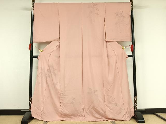 ■■■　サイズ　■■■ 反幅　35.5cm　　　 ※ご自身でお好みのサイズに仕立ててお召になっていただけます。 ■■■　商品詳細　■■■ 【正絹・未使用】 状態は特に目立ったシミ汚れなどもなく大変良い状態です。 大変上質な逸品になります。 お安く出品致しますので、是非この機会にいかがでしょうか？ ■■■　注意事項　■■■ ■モニター発色の具合により色合いが異なる場合がございます。 ■寸法は多少の誤差が生じる場合がございますのでご了承ください。 ■縫込みの長さが左右非対称の場合は短い部分を記載しております。 左右非対称であってもご返品・お値引き等の保証は出来かねますので、ご了承の上ご購入をお願い致します。 ■シミ等のチェックには注意を払っておりますが、見落としがある場合もございますし、個人の見解も様々ですので神経質な方のご購入はお控えください。 ■箪笥に入っておりました着物や帯なので畳みシワや匂いがあるものもございます。 ■お休みは基本的に土日祝となりますが、その他臨時でお休みする場合がございますのでご了承ください。 ■商品の発送は平日のみの発送となります。 ■夜間と土曜、日曜日はお問い合わせの回答が遅れる場合がございます。 ■当店では、お直し、紋入れ、お手入れ等は承っておりません。 ■生地の状態（ヤケ、経年劣化等）によってはサイズ直しが出来ない場合がございます。 その点もどうかご了承のうえ、ご購入をお願いいたします。 ■弊社で取り扱う商品は一点ものにつき、時期や在庫状況に応じて金額が変更となる場合がございます。 ■検針は行っておりません。予めご了承いただきますようお願いいたします。 ■【洗える着物】と記載のある商品におきましては、商品お届け後に洗濯を行ってしまってからのご返品にはご対応しかねます。 念の為、専門店でのお手入れをお願いいたします。 ■写真に写っている物が全てになります。それ以外の付属品はございませんのでご了承ください。 ■状態に関する写真につきましては、掲載可能な写真枚数に限りがあるため、各箇所につき1枚参考画像を掲載しております。 ■着物のサイズ目安は下記を参考ください↓ ＜女性着物＞　お端折り次第で＋5cm　−1cmが着用可能サイズ 　例）身丈170cmの場合、身長160cm〜175cm ＜男性着物＞　身丈＋約25cm〜27cm程が適応身長 　例）身丈155cmの場合、身長180〜182cm