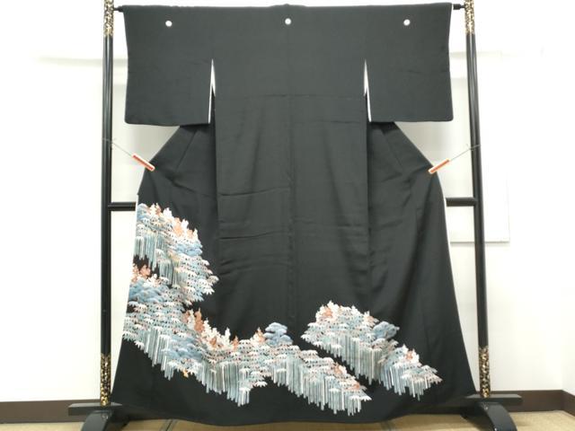 ■■■　サイズ　■■■ 身丈 160cm（肩から） 裄丈 63cm 袖丈 47cm　縫込み 6cm 袖幅 33cm 前幅 24cm 後幅 29cm 着物縫いこみ 内揚げ 4cm 裄 お袖側 約2cm　身頃側 約4cm ■■■　商品詳細　■■■ 【正絹・五つ紋・比翼仕立て】 状態は画像を添付しておりますので、そちらをご確認下さいますよう宜しくお願い致します。 大変上質な逸品になります。 お安く出品致しますので、是非この機会にいかがでしょうか？ ■■■　注意事項　■■■ ■モニター発色の具合により色合いが異なる場合がございます。 ■寸法は多少の誤差が生じる場合がございますのでご了承ください。 ■縫込みの長さが左右非対称の場合は短い部分を記載しております。 左右非対称であってもご返品・お値引き等の保証は出来かねますので、ご了承の上ご購入をお願い致します。 ■シミ等のチェックには注意を払っておりますが、見落としがある場合もございますし、個人の見解も様々ですので神経質な方のご購入はお控えください。 ■箪笥に入っておりました着物や帯なので畳みシワや匂いがあるものもございます。 ■お休みは基本的に土日祝となりますが、その他臨時でお休みする場合がございますのでご了承ください。 ■商品の発送は平日のみの発送となります。 ■夜間と土曜、日曜日はお問い合わせの回答が遅れる場合がございます。 ■当店では、お直し、紋入れ、お手入れ等は承っておりません。 ■生地の状態（ヤケ、経年劣化等）によってはサイズ直しが出来ない場合がございます。 その点もどうかご了承のうえ、ご購入をお願いいたします。 ■弊社で取り扱う商品は一点ものにつき、時期や在庫状況に応じて金額が変更となる場合がございます。 ■検針は行っておりません。予めご了承いただきますようお願いいたします。 ■【洗える着物】と記載のある商品におきましては、商品お届け後に洗濯を行ってしまってからのご返品にはご対応しかねます。 念の為、専門店でのお手入れをお願いいたします。 ■着物のサイズ目安は下記を参考ください↓ ＜女性着物＞　お端折り次第で＋5cm　−1cmが着用可能サイズ 　例）身丈170cmの場合、身長160cm〜175cm ＜男性着物＞　身丈＋約25cm〜27cm程が適応身長 　例）身丈155cmの場合、身長180〜182cm