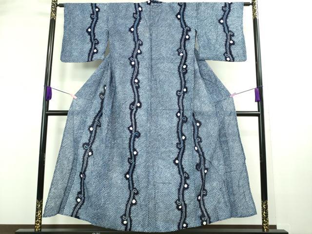 ■■■　サイズ　■■■ 身丈 152cm（肩から） 裄丈 64.5cm 袖丈 42.5cm　縫込み 2cm 袖幅 33cm 前幅 26.5cm 後幅 30.5cm 着物縫いこみ 内揚げ 0cm 裄 お袖側 約 1.5cm　身頃側 約 1.5cm ■■■　商品詳細　■■■ 【綿・バチ衿】 状態は接写画像のように 後身頃・上前おくみ・居敷当て・裏面・肩当て・右袖に薄い汚れがございますが その他特に目立ったシミ汚れなどもなく大変良い状態です。 人気の高い“有松鳴海絞り”の浴衣でございます。 “鳴海絞り”ならではの表情を生み出す立体感と 淡いぼかしで息を吹き込まれ、 今にも動き出しそうな迫力を放っております。 夏祭りや花火大会、これから増えるイベントに連れ立って、 より夏をお楽しみ下さいませ。 大変上質な極上の逸品になります。 お安く出品致しますので、是非この機会にいかがでしょうか？ ■■■　注意事項　■■■ ■モニター発色の具合により色合いが異なる場合がございます。 ■寸法は多少の誤差が生じる場合がございますのでご了承ください。 ■縫込みの長さが左右非対称の場合は短い部分を記載しております。 左右非対称であってもご返品・お値引き等の保証は出来かねますので、ご了承の上ご購入をお願い致します。 ■シミ等のチェックには注意を払っておりますが、見落としがある場合もございますし、個人の見解も様々ですので神経質な方のご購入はお控えください。 ■箪笥に入っておりました着物や帯なので畳みシワや匂いがあるものもございます。 ■お休みは基本的に土日祝となりますが、その他臨時でお休みする場合がございますのでご了承ください。 ■商品の発送は平日のみの発送となります。 ■夜間と土曜、日曜日はお問い合わせの回答が遅れる場合がございます。 ■当店では、お直し、紋入れ、お手入れ等は承っておりません。 ■生地の状態（ヤケ、経年劣化等）によってはサイズ直しが出来ない場合がございます。 その点もどうかご了承のうえ、ご購入をお願いいたします。 ■弊社で取り扱う商品は一点ものにつき、時期や在庫状況に応じて金額が変更となる場合がございます。 ■検針は行っておりません。予めご了承いただきますようお願いいたします。 ■【洗える着物】と記載のある商品におきましては、商品お届け後に洗濯を行ってしまってからのご返品にはご対応しかねます。 念の為、専門店でのお手入れをお願いいたします。 ■着物のサイズ目安は下記を参考ください↓ ＜女性着物＞　お端折り次第で＋5?　−10?が着用可能サイズ 　例）身丈170?の場合、身長160?〜175? ＜男性着物＞　身丈＋約25?〜27?程が適応身長 　例）身丈155?の場合、身長180〜182?
