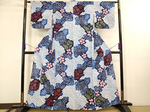 ■■■　サイズ　■■■ 身丈 159cm（肩から） 裄丈 64.5cm 袖丈 42.5cm　縫込み 1cm 袖幅 32cm 前幅 25cm 後幅 29.5cm 着物縫いこみ 内揚げ 0cm 裄 お袖側 約 2cm　身頃側 約 1cm ■■■　商品詳細　■■■ 【綿・バチ衿】 状態は特に目立ったシミ汚れなどもなく大変良い状態です。 人気の高い“有松鳴海絞り”の浴衣でございます。 “鳴海絞り”ならではの表情を生み出す立体感と 淡いぼかしで息を吹き込まれ、 今にも動き出しそうな迫力を放っております。 夏祭りや花火大会、これから増えるイベントに連れ立って、 より夏をお楽しみ下さいませ。 大変上質な極上の逸品になります。 お安く出品致しますので、是非この機会にいかがでしょうか？ ■■■　注意事項　■■■ ■モニター発色の具合により色合いが異なる場合がございます。 ■寸法は多少の誤差が生じる場合がございますのでご了承ください。 ■縫込みの長さが左右非対称の場合は短い部分を記載しております。 左右非対称であってもご返品・お値引き等の保証は出来かねますので、ご了承の上ご購入をお願い致します。 ■シミ等のチェックには注意を払っておりますが、見落としがある場合もございますし、個人の見解も様々ですので神経質な方のご購入はお控えください。 ■箪笥に入っておりました着物や帯なので畳みシワや匂いがあるものもございます。 ■お休みは基本的に土日祝となりますが、その他臨時でお休みする場合がございますのでご了承ください。 ■商品の発送は平日のみの発送となります。 ■夜間と土曜、日曜日はお問い合わせの回答が遅れる場合がございます。 ■当店では、お直し、紋入れ、お手入れ等は承っておりません。 ■生地の状態（ヤケ、経年劣化等）によってはサイズ直しが出来ない場合がございます。 その点もどうかご了承のうえ、ご購入をお願いいたします。 ■弊社で取り扱う商品は一点ものにつき、時期や在庫状況に応じて金額が変更となる場合がございます。 ■検針は行っておりません。予めご了承いただきますようお願いいたします。 ■【洗える着物】と記載のある商品におきましては、商品お届け後に洗濯を行ってしまってからのご返品にはご対応しかねます。 念の為、専門店でのお手入れをお願いいたします。 ■着物のサイズ目安は下記を参考ください↓ ＜女性着物＞　お端折り次第で＋5?　−10?が着用可能サイズ 　例）身丈170?の場合、身長160?〜175? ＜男性着物＞　身丈＋約25?〜27?程が適応身長 　例）身丈155?の場合、身長180〜182?