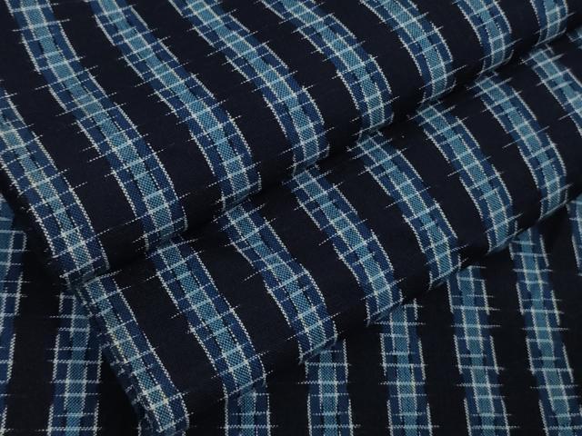■■■　サイズ　■■■ 身丈 155.5cm（肩から） 裄丈 67.5cm 袖丈 47.5cm 袖幅 34.5cm 前幅 27.5cm 後幅 33.5cm 着物縫いこみ 内揚げ 5cm 裄 お袖側 約 1cm　身頃側 約 0cm ■■■　商品詳細　■■■ 【綿】 状態は特に目立ったシミ汚れなどもなく大変良い状態です。 久留米絣(くるめかすり)は、日本三大絣の一つで 昭和51年には経済産業大臣指定伝統工芸品に指定された木綿を代表する織物です。 一口に絣と言っても製品になるまでの工程はくくり、染め、織りなど全30工程にも及びます。 また、「かすり」の語源は生地が織られる際に、 柄がかすれて見えることからその名が付いたと言われています。 久留米絣、最大の特徴はなんといっても経糸と緯糸を合わせて 複雑な柄を表現させる技術です。 かすりが持つ美しさや独特の風合いは熟練の職人の手によって生み出されます。 使用するほどに味が出て心地よくなる素材です。 大変上質な極上の逸品になります。 お安く出品致しますので、是非この機会にいかがでしょうか？ ■■■　注意事項　■■■ ■モニター発色の具合により色合いが異なる場合がございます。 ■寸法は多少の誤差が生じる場合がございますのでご了承ください。 ■縫込みの長さが左右非対称の場合は短い部分を記載しております。 左右非対称であってもご返品・お値引き等の保証は出来かねますので、ご了承の上ご購入をお願い致します。 ■シミ等のチェックには注意を払っておりますが、見落としがある場合もございますし、個人の見解も様々ですので神経質な方のご購入はお控えください。 ■箪笥に入っておりました着物や帯なので畳みシワや匂いがあるものもございます。 ■お休みは基本的に土日祝となりますが、その他臨時でお休みする場合がございますのでご了承ください。 ■商品の発送は平日のみの発送となります。 ■夜間と土曜、日曜日はお問い合わせの回答が遅れる場合がございます。 ■当店では、お直し、紋入れ、お手入れ等は承っておりません。 ■生地の状態（ヤケ、経年劣化等）によってはサイズ直しが出来ない場合がございます。 その点もどうかご了承のうえ、ご購入をお願いいたします。 ■弊社で取り扱う商品は一点ものにつき、時期や在庫状況に応じて金額が変更となる場合がございます。 ■検針は行っておりません。予めご了承いただきますようお願いいたします。 ■【洗える着物】と記載のある商品におきましては、商品お届け後に洗濯を行ってしまってからのご返品にはご対応しかねます。 念の為、専門店でのお手入れをお願いいたします。 ■写真に写っている物が全てになります。 それ以外の付属品はございませんのでご了承ください。 ■着物のサイズ目安は下記を参考ください↓ ＜女性着物＞　お端折り次第で＋5cm　−10cmが着用可能サイズ 　例）身丈170cmの場合、身長160cm〜175cm ＜男性着物＞　身丈＋約25cm〜27cm程が適応身長 　例）身丈155cmの場合、身長180cm〜182cm