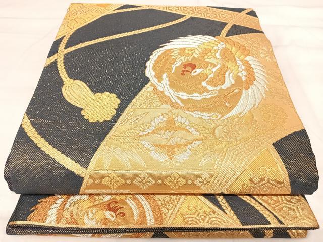 ■■■　サイズ　■■■ 長さ 428cm 幅 30.5cm程 ■■■　商品詳細　■■■ 【正絹】 詳細に関しましては、画像をご確認ください。 大変上質な逸品になります。 お安く出品致しますので、是非この機会にいかがでしょうか？ ■■■　注意事項　■■■ ■モニター発色の具合により色合いが異なる場合がございます。 ■寸法は多少の誤差が生じる場合がございますのでご了承ください。 ■縫込みの長さが左右非対称の場合は短い部分を記載しております。 左右非対称であってもご返品・お値引き等の保証は出来かねますので、ご了承の上ご購入をお願い致します。 ■シミ等のチェックには注意を払っておりますが、見落としがある場合もございますし、個人の見解も様々ですので神経質な方のご購入はお控えください。 ■箪笥に入っておりました着物や帯なので畳みシワや匂いがあるものもございます。 ■お休みは基本的に土日祝となりますが、その他臨時でお休みする場合がございますのでご了承ください。 ■商品の発送は平日のみの発送となります。 ■夜間と土曜、日曜日はお問い合わせの回答が遅れる場合がございます。 ■当店では、お直し、紋入れ、お手入れ等は承っておりません。 ■生地の状態（ヤケ、経年劣化等）によってはサイズ直しが出来ない場合がございます。 その点もどうかご了承のうえ、ご購入をお願いいたします。 ■弊社で取り扱う商品は一点ものにつき、時期や在庫状況に応じて金額が変更となる場合がございます。 ■検針は行っておりません。予めご了承いただきますようお願いいたします。 ■【洗える着物】と記載のある商品におきましては、商品お届け後に洗濯を行ってしまってからのご返品にはご対応しかねます。 念の為、専門店でのお手入れをお願いいたします。 ■着物のサイズ目安は下記を参考ください↓ ＜女性着物＞　お端折り次第で＋5cm　−1cmが着用可能サイズ 　例）身丈170cmの場合、身長160cm〜175cm ＜男性着物＞　身丈＋約25cm〜27cm程が適応身長 　例）身丈155cmの場合、身長180〜182cm
