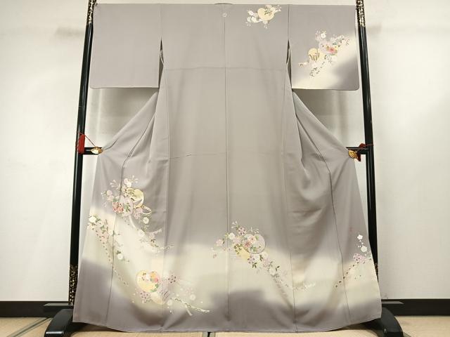 ■■■　サイズ　■■■ 身丈 164cm（肩から） 裄丈 68cm 袖丈 47cm　縫込み 4.5cm 袖幅 34.5cm 前幅 25cm 後幅 29.5cm 着物縫いこみ 内揚げ 10cm 裄 お袖側 約2cm　身頃側 約2cm ■■■　商品詳細　■■■ 【正絹・一つ紋】 状態は接写画像のように衿山に薄い汚れがございますが その他特に目立ったシミ汚れなどもなく大変良い状態です。 大変上質な逸品になります。 お安く出品致しますので、是非この機会にいかがでしょうか？ ■■■　注意事項　■■■ ■モニター発色の具合により色合いが異なる場合がございます。 ■寸法は多少の誤差が生じる場合がございますのでご了承ください。 ■縫込みの長さが左右非対称の場合は短い部分を記載しております。 左右非対称であってもご返品・お値引き等の保証は出来かねますので、ご了承の上ご購入をお願い致します。 ■シミ等のチェックには注意を払っておりますが、見落としがある場合もございますし、個人の見解も様々ですので神経質な方のご購入はお控えください。 ■箪笥に入っておりました着物や帯なので畳みシワや匂いがあるものもございます。 ■お休みは基本的に土日祝となりますが、その他臨時でお休みする場合がございますのでご了承ください。 ■商品の発送は平日のみの発送となります。 ■夜間と土曜、日曜日はお問い合わせの回答が遅れる場合がございます。 ■当店では、お直し、紋入れ、お手入れ等は承っておりません。 ■生地の状態（ヤケ、経年劣化等）によってはサイズ直しが出来ない場合がございます。 その点もどうかご了承のうえ、ご購入をお願いいたします。 ■弊社で取り扱う商品は一点ものにつき、時期や在庫状況に応じて金額が変更となる場合がございます。 ■検針は行っておりません。予めご了承いただきますようお願いいたします。 ■【洗える着物】と記載のある商品におきましては、商品お届け後に洗濯を行ってしまってからのご返品にはご対応しかねます。 念の為、専門店でのお手入れをお願いいたします。 ■写真に写っている物が全てになります。それ以外の付属品はございませんのでご了承ください。 ■状態に関する写真につきましては、掲載可能な写真枚数に限りがあるため、各箇所につき1枚参考画像を掲載しております。 ■着物のサイズ目安は下記を参考ください↓ ＜女性着物＞　お端折り次第で＋5cm　−1cmが着用可能サイズ 　例）身丈170cmの場合、身長160cm〜175cm ＜男性着物＞　身丈＋約25cm〜27cm程が適応身長 　例）身丈155cmの場合、身長180〜182cm