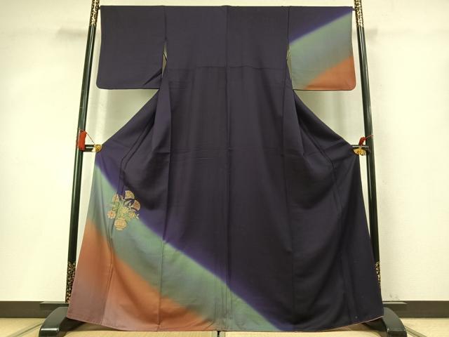 ■■■　サイズ　■■■ 身丈 165cm（肩から） 裄丈 66cm 袖丈 48cm　縫込み 5.5cm 袖幅 33cm 前幅 26cm 後幅 31cm 着物縫いこみ 内揚げ 4cm 裄 お袖側 約3cm　身頃側 約1cm ■■■　商品詳細　■■■ 【正絹】 状態は接写画像のように後身頃・両袖・胴裏に薄い汚れがございますが その他特に目立ったシミ汚れなどもなく大変良い状態です。 大変上質な逸品になります。 お安く出品致しますので、是非この機会にいかがでしょうか？ ■■■　注意事項　■■■ ■モニター発色の具合により色合いが異なる場合がございます。 ■寸法は多少の誤差が生じる場合がございますのでご了承ください。 ■縫込みの長さが左右非対称の場合は短い部分を記載しております。 左右非対称であってもご返品・お値引き等の保証は出来かねますので、ご了承の上ご購入をお願い致します。 ■シミ等のチェックには注意を払っておりますが、見落としがある場合もございますし、個人の見解も様々ですので神経質な方のご購入はお控えください。 ■箪笥に入っておりました着物や帯なので畳みシワや匂いがあるものもございます。 ■お休みは基本的に土日祝となりますが、その他臨時でお休みする場合がございますのでご了承ください。 ■商品の発送は平日のみの発送となります。 ■夜間と土曜、日曜日はお問い合わせの回答が遅れる場合がございます。 ■当店では、お直し、紋入れ、お手入れ等は承っておりません。 ■生地の状態（ヤケ、経年劣化等）によってはサイズ直しが出来ない場合がございます。 その点もどうかご了承のうえ、ご購入をお願いいたします。 ■弊社で取り扱う商品は一点ものにつき、時期や在庫状況に応じて金額が変更となる場合がございます。 ■検針は行っておりません。予めご了承いただきますようお願いいたします。 ■【洗える着物】と記載のある商品におきましては、商品お届け後に洗濯を行ってしまってからのご返品にはご対応しかねます。 念の為、専門店でのお手入れをお願いいたします。 ■写真に写っている物が全てになります。それ以外の付属品はございませんのでご了承ください。 ■状態に関する写真につきましては、掲載可能な写真枚数に限りがあるため、各箇所につき1枚参考画像を掲載しております。 ■着物のサイズ目安は下記を参考ください↓ ＜女性着物＞　お端折り次第で＋5cm　−1cmが着用可能サイズ 　例）身丈170cmの場合、身長160cm〜175cm ＜男性着物＞　身丈＋約25cm〜27cm程が適応身長 　例）身丈155cmの場合、身長180〜182cm
