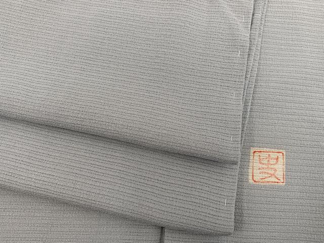 ■■■　サイズ　■■■ 身丈 158.5cm（肩から） 裄丈 66.5cm 袖丈 48cm　縫込み 2.5cm 袖幅 33.5cm 前幅 25.5cm 後幅 29.5cm 着物縫いこみ 内揚げ 4.5cm 裄 お袖側 約2cm　身頃側 約2cm ■■■　商品詳細　■■■ 【正絹・一つ紋】 状態は接写画像のように左袖に薄い汚れがございますが その他特に目立ったシミ汚れなどもなく大変良い状態です。 大変上質な逸品になります。 お安く出品致しますので、是非この機会にいかがでしょうか？ ■■■　注意事項　■■■ ■モニター発色の具合により色合いが異なる場合がございます。 ■寸法は多少の誤差が生じる場合がございますのでご了承ください。 ■縫込みの長さが左右非対称の場合は短い部分を記載しております。 左右非対称であってもご返品・お値引き等の保証は出来かねますので、ご了承の上ご購入をお願い致します。 ■シミ等のチェックには注意を払っておりますが、見落としがある場合もございますし、個人の見解も様々ですので神経質な方のご購入はお控えください。 ■箪笥に入っておりました着物や帯なので畳みシワや匂いがあるものもございます。 ■お休みは基本的に土日祝となりますが、その他臨時でお休みする場合がございますのでご了承ください。 ■商品の発送は平日のみの発送となります。 ■夜間と土曜、日曜日はお問い合わせの回答が遅れる場合がございます。 ■当店では、お直し、紋入れ、お手入れ等は承っておりません。 ■生地の状態（ヤケ、経年劣化等）によってはサイズ直しが出来ない場合がございます。 その点もどうかご了承のうえ、ご購入をお願いいたします。 ■弊社で取り扱う商品は一点ものにつき、時期や在庫状況に応じて金額が変更となる場合がございます。 ■検針は行っておりません。予めご了承いただきますようお願いいたします。 ■【洗える着物】と記載のある商品におきましては、商品お届け後に洗濯を行ってしまってからのご返品にはご対応しかねます。 念の為、専門店でのお手入れをお願いいたします。 ■写真に写っている物が全てになります。それ以外の付属品はございませんのでご了承ください。 ■状態に関する写真につきましては、掲載可能な写真枚数に限りがあるため、各箇所につき1枚参考画像を掲載しております。 ■着物のサイズ目安は下記を参考ください↓ ＜女性着物＞　お端折り次第で＋5cm　−1cmが着用可能サイズ 　例）身丈170cmの場合、身長160cm〜175cm ＜男性着物＞　身丈＋約25cm〜27cm程が適応身長 　例）身丈155cmの場合、身長180〜182cm