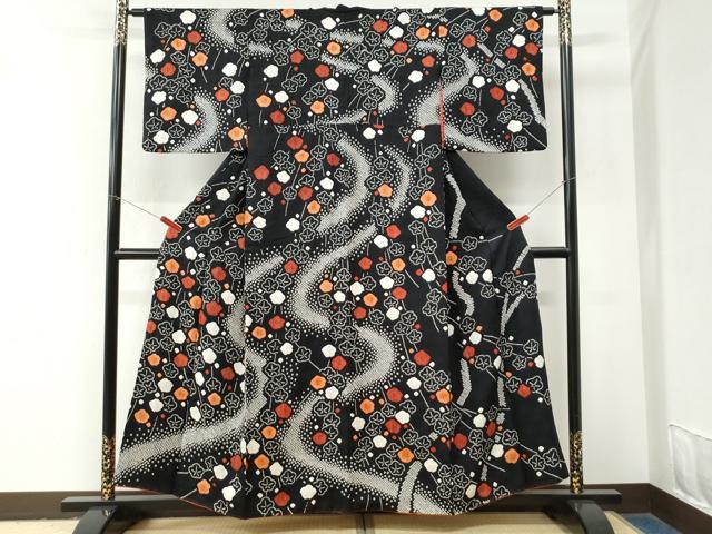 ■■■　サイズ　■■■ 身丈 157cm（肩から） 裄丈 62.5cm 袖丈 47cm　縫込み 6cm 袖幅 32cm 前幅 26cm 後幅 32cm 着物縫いこみ 内揚げ 9cm 裄 お袖側 約2cm　身頃側 約5cm ■■■　商品詳細　■■■ 【正絹】 状態は接写画像のように左袖後・衿山に薄い汚れがございますが その他特に目立ったシミ汚れなどもなく大変良い状態です。 大変上質な逸品になります。 お安く出品致しますので、是非この機会にいかがでしょうか？ ■■■　注意事項　■■■ ■モニター発色の具合により色合いが異なる場合がございます。 ■寸法は多少の誤差が生じる場合がございますのでご了承ください。 ■縫込みの長さが左右非対称の場合は短い部分を記載しております。 左右非対称であってもご返品・お値引き等の保証は出来かねますので、ご了承の上ご購入をお願い致します。 ■シミ等のチェックには注意を払っておりますが、見落としがある場合もございますし、個人の見解も様々ですので神経質な方のご購入はお控えください。 ■箪笥に入っておりました着物や帯なので畳みシワや匂いがあるものもございます。 ■お休みは基本的に土日祝となりますが、その他臨時でお休みする場合がございますのでご了承ください。 ■商品の発送は平日のみの発送となります。 ■夜間と土曜、日曜日はお問い合わせの回答が遅れる場合がございます。 ■当店では、お直し、紋入れ、お手入れ等は承っておりません。 ■生地の状態（ヤケ、経年劣化等）によってはサイズ直しが出来ない場合がございます。 その点もどうかご了承のうえ、ご購入をお願いいたします。 ■弊社で取り扱う商品は一点ものにつき、時期や在庫状況に応じて金額が変更となる場合がございます。 ■検針は行っておりません。予めご了承いただきますようお願いいたします。 ■【洗える着物】と記載のある商品におきましては、商品お届け後に洗濯を行ってしまってからのご返品にはご対応しかねます。 念の為、専門店でのお手入れをお願いいたします。 ■写真に写っている物が全てになります。それ以外の付属品はございませんのでご了承ください。 ■状態に関する写真につきましては、掲載可能な写真枚数に限りがあるため、各箇所につき1枚参考画像を掲載しております。 ■着物のサイズ目安は下記を参考ください↓ ＜女性着物＞　お端折り次第で＋5cm　−1cmが着用可能サイズ 　例）身丈170cmの場合、身長160cm〜175cm ＜男性着物＞　身丈＋約25cm〜27cm程が適応身長 　例）身丈155cmの場合、身長180〜182cm