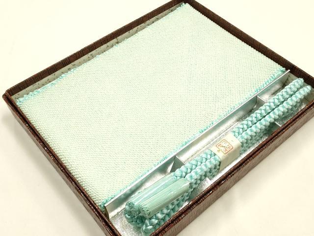 ■■■　商品詳細　■■■ 【未使用】 状態は特に目立ったシミ汚れなどもなく大変良い状態です。 大変上質な逸品になります。 お安く出品致しますので、是非この機会にいかがでしょうか？ ■■■　注意事項　■■■ ■モニター発色の具合により色合いが異なる場合がございます。 ■寸法は多少の誤差が生じる場合がございますのでご了承ください。 ■縫込みの長さが左右非対称の場合は短い部分を記載しております。 左右非対称であってもご返品・お値引き等の保証は出来かねますので、ご了承の上ご購入をお願い致します。 ■シミ等のチェックには注意を払っておりますが、見落としがある場合もございますし、個人の見解も様々ですので神経質な方のご購入はお控えください。 ■箪笥に入っておりました着物や帯なので畳みシワや匂いがあるものもございます。 ■お休みは基本的に土日祝となりますが、その他臨時でお休みする場合がございますのでご了承ください。 ■商品の発送は平日のみの発送となります。 ■夜間と土曜、日曜日はお問い合わせの回答が遅れる場合がございます。 ■当店では、お直し、紋入れ、お手入れ等は承っておりません。 ■生地の状態（ヤケ、経年劣化等）によってはサイズ直しが出来ない場合がございます。 その点もどうかご了承のうえ、ご購入をお願いいたします。 ■弊社で取り扱う商品は一点ものにつき、時期や在庫状況に応じて金額が変更となる場合がございます。 ■検針は行っておりません。予めご了承いただきますようお願いいたします。 ■【洗える着物】と記載のある商品におきましては、商品お届け後に洗濯を行ってしまってからのご返品にはご対応しかねます。 念の為、専門店でのお手入れをお願いいたします。 ■着物のサイズ目安は下記を参考ください↓ ＜女性着物＞　お端折り次第で＋5cm　−1cmが着用可能サイズ 　例）身丈170cmの場合、身長160cm〜175cm ＜男性着物＞　身丈＋約25cm〜27cm程が適応身長 　例）身丈155cmの場合、身長180〜182cm