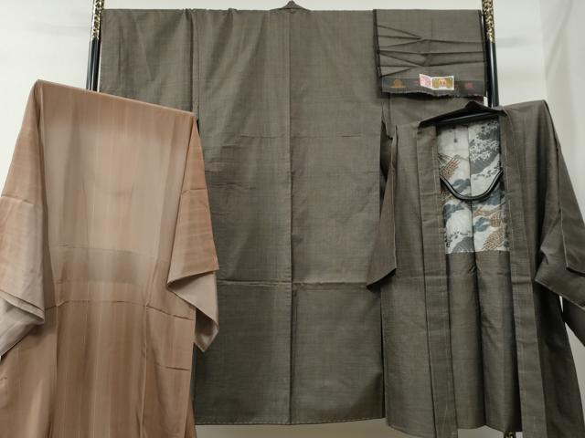 ■■■　サイズ　■■■ 【着物】 身丈 143cm（肩から） 裄丈 70cm 袖丈 49cm　縫込み 3.5cm 袖幅 36cm 前幅 28cm 後幅 31cm 着物縫いこみ 内揚げ 11cm 裄 お袖側 約1cm　身頃側 約1.5cm 【羽織】 身丈 91.5cm（肩から） 裄丈 71cm 袖丈 48cm　縫込み 0cm 袖幅 36cm 前幅 19cm 後幅 30cm 裄 お袖側 約1cm　身頃側 約0cm 【長襦袢：無双仕立て】 身丈 141cm（肩から） 裄丈 71cm 袖丈 48.5cm　縫込み 9cm 袖幅 37cm 前幅 30cm 後幅 31.5cm 着物縫いこみ 内揚げ 0cm 裄 お袖側 約1cm　身頃側 約1.5cm ■■■　商品詳細　■■■ 【正絹・未使用】 状態は特に目立ったシミ汚れなどもなく大変良い状態です。 大変上質な逸品になります。 お安く出品致しますので、是非この機会にいかがでしょうか？ ※アンサンブルのみ未使用になります。 ■■■　注意事項　■■■ ■モニター発色の具合により色合いが異なる場合がございます。 ■寸法は多少の誤差が生じる場合がございますのでご了承ください。 ■縫込みの長さが左右非対称の場合は短い部分を記載しております。 左右非対称であってもご返品・お値引き等の保証は出来かねますので、ご了承の上ご購入をお願い致します。 ■シミ等のチェックには注意を払っておりますが、見落としがある場合もございますし、個人の見解も様々ですので神経質な方のご購入はお控えください。 ■箪笥に入っておりました着物や帯なので畳みシワや匂いがあるものもございます。 ■お休みは基本的に土日祝となりますが、その他臨時でお休みする場合がございますのでご了承ください。 ■商品の発送は平日のみの発送となります。 ■夜間と土曜、日曜日はお問い合わせの回答が遅れる場合がございます。 ■当店では、お直し、紋入れ、お手入れ等は承っておりません。 ■生地の状態（ヤケ、経年劣化等）によってはサイズ直しが出来ない場合がございます。 その点もどうかご了承のうえ、ご購入をお願いいたします。 ■弊社で取り扱う商品は一点ものにつき、時期や在庫状況に応じて金額が変更となる場合がございます。 ■検針は行っておりません。予めご了承いただきますようお願いいたします。 ■【洗える着物】と記載のある商品におきましては、商品お届け後に洗濯を行ってしまってからのご返品にはご対応しかねます。 念の為、専門店でのお手入れをお願いいたします。 ■着物のサイズ目安は下記を参考ください↓ ＜女性着物＞　お端折り次第で＋5cm　−1cmが着用可能サイズ 　例）身丈170cmの場合、身長160cm〜175cm ＜男性着物＞　身丈＋約25cm〜27cm程が適応身長 　例）身丈155cmの場合、身長180〜182cm
