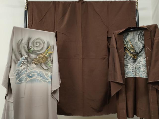 ■■■　サイズ　■■■ 【着物】 身丈 143cm（肩から） 裄丈 73.5cm 袖丈 48cm　縫込み 4cm 袖幅 37cm 前幅 26cm 後幅 31cm 着物縫いこみ 内揚げ 5cm 裄 お袖側 約1cm　身頃側 約2cm 【羽織】 身丈 89.5cm（肩から） 裄丈 74cm 袖丈 48.5cm　縫込み 0cm 袖幅 38cm 前幅 21.5cm 後幅 31cm 裄 お袖側 約1cm　身頃側 約1cm 【長襦袢：無双仕立て】 身丈 139cm（肩から） 裄丈 71.5cm 袖丈 48cm　縫込み 6cm 袖幅 37.5cm 前幅 30.5cm 後幅 34cm 着物縫いこみ 内揚げ 0cm 裄 お袖側 約4cm　身頃側 約2cm ■■■　商品詳細　■■■ 【正絹・未使用】 状態は特に目立ったシミ汚れなどもなく大変良い状態です。 大変上質な逸品になります。 お安く出品致しますので、是非この機会にいかがでしょうか？ ■■■　注意事項　■■■ ■モニター発色の具合により色合いが異なる場合がございます。 ■寸法は多少の誤差が生じる場合がございますのでご了承ください。 ■縫込みの長さが左右非対称の場合は短い部分を記載しております。 左右非対称であってもご返品・お値引き等の保証は出来かねますので、ご了承の上ご購入をお願い致します。 ■シミ等のチェックには注意を払っておりますが、見落としがある場合もございますし、個人の見解も様々ですので神経質な方のご購入はお控えください。 ■箪笥に入っておりました着物や帯なので畳みシワや匂いがあるものもございます。 ■お休みは基本的に土日祝となりますが、その他臨時でお休みする場合がございますのでご了承ください。 ■商品の発送は平日のみの発送となります。 ■夜間と土曜、日曜日はお問い合わせの回答が遅れる場合がございます。 ■当店では、お直し、紋入れ、お手入れ等は承っておりません。 ■生地の状態（ヤケ、経年劣化等）によってはサイズ直しが出来ない場合がございます。 その点もどうかご了承のうえ、ご購入をお願いいたします。 ■弊社で取り扱う商品は一点ものにつき、時期や在庫状況に応じて金額が変更となる場合がございます。 ■検針は行っておりません。予めご了承いただきますようお願いいたします。 ■【洗える着物】と記載のある商品におきましては、商品お届け後に洗濯を行ってしまってからのご返品にはご対応しかねます。 念の為、専門店でのお手入れをお願いいたします。 ■着物のサイズ目安は下記を参考ください↓ ＜女性着物＞　お端折り次第で＋5cm　−1cmが着用可能サイズ 　例）身丈170cmの場合、身長160cm〜175cm ＜男性着物＞　身丈＋約25cm〜27cm程が適応身長 　例）身丈155cmの場合、身長180〜182cm