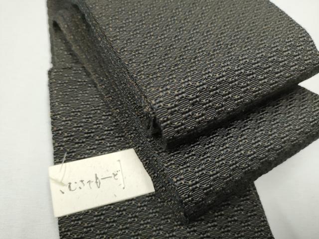 ■■■　サイズ　■■■ 長さ 422cm 幅 10cm程 ■■■　商品詳細　■■■ 【交織：綿47％・ポリエステル53％】 状態は締めてはおりますが 特に目立ったシミ汚れなどもなく大変良い状態です。 「こむさでもーど」は、 「ファッション感覚で着る伝統の着物」をコンセプトとして、 「モダン」と「クラッシック」な感覚をおりあわせた 新しいスタイルを提案するブランドです。 お安く出品致しますので、是非この機会にいかがでしょうか？ ※両側未かがりですが着用には問題ありません。 ■■■　注意事項　■■■ ■モニター発色の具合により色合いが異なる場合がございます。 ■寸法は多少の誤差が生じる場合がございますのでご了承ください。 ■縫込みの長さが左右非対称の場合は短い部分を記載しております。 左右非対称であってもご返品・お値引き等の保証は出来かねますので、ご了承の上ご購入をお願い致します。 ■シミ等のチェックには注意を払っておりますが、見落としがある場合もございますし、個人の見解も様々ですので神経質な方のご購入はお控えください。 ■箪笥に入っておりました着物や帯なので畳みシワや匂いがあるものもございます。 ■お休みは基本的に土日祝となりますが、その他臨時でお休みする場合がございますのでご了承ください。 ■商品の発送は平日のみの発送となります。 ■夜間と土曜、日曜日はお問い合わせの回答が遅れる場合がございます。 ■当店では、お直し、紋入れ、お手入れ等は承っておりません。 ■生地の状態（ヤケ、経年劣化等）によってはサイズ直しが出来ない場合がございます。 その点もどうかご了承のうえ、ご購入をお願いいたします。 ■弊社で取り扱う商品は一点ものにつき、時期や在庫状況に応じて金額が変更となる場合がございます。 ■検針は行っておりません。予めご了承いただきますようお願いいたします。 ■【洗える着物】と記載のある商品におきましては、商品お届け後に洗濯を行ってしまってからのご返品にはご対応しかねます。 念の為、専門店でのお手入れをお願いいたします。 ■着物のサイズ目安は下記を参考ください↓ ＜女性着物＞　お端折り次第で＋5cm　−1cmが着用可能サイズ 　例）身丈170cmの場合、身長160cm〜175cm ＜男性着物＞　身丈＋約25cm〜27cm程が適応身長 　例）身丈155cmの場合、身長180〜182cm