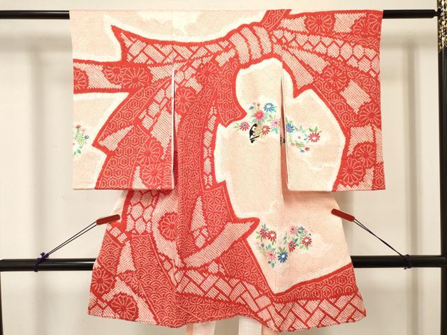 ■■■　サイズ　■■■ 【着物】 身丈 97cm（肩から） 裄丈 48cm 袖丈 57cm ■■■　商品詳細　■■■ 産着【表地：正絹・胴裏：アセテート・襦袢：アセテート】 状態は接写画像のように襦袢紐部分に薄い汚れがございますが その他表地は特に目立ったシミ汚れなどもなく大変良い状態です。 気にならない方であればそのままお召しになれるかと思います。 大変上質な逸品になります。 お安く出品致しますので、是非この機会にいかがでしょうか？ ■■■　注意事項　■■■ ■モニター発色の具合により色合いが異なる場合がございます。 ■寸法は多少の誤差が生じる場合がございますのでご了承ください。 ■縫込みの長さが左右非対称の場合は短い部分を記載しております。 左右非対称であってもご返品・お値引き等の保証は出来かねますので、ご了承の上ご購入をお願い致します。 ■シミ等のチェックには注意を払っておりますが、見落としがある場合もございますし、個人の見解も様々ですので神経質な方のご購入はお控えください。 ■箪笥に入っておりました着物や帯なので畳みシワや匂いがあるものもございます。 ■お休みは基本的に土日祝となりますが、その他臨時でお休みする場合がございますのでご了承ください。 ■商品の発送は平日のみの発送となります。 ■夜間と土曜、日曜日はお問い合わせの回答が遅れる場合がございます。 ■当店では、お直し、紋入れ、お手入れ等は承っておりません。 ■生地の状態（ヤケ、経年劣化等）によってはサイズ直しが出来ない場合がございます。 その点もどうかご了承のうえ、ご購入をお願いいたします。 ■弊社で取り扱う商品は一点ものにつき、時期や在庫状況に応じて金額が変更となる場合がございます。 ■検針は行っておりません。予めご了承いただきますようお願いいたします。 ■【洗える着物】と記載のある商品におきましては、商品お届け後に洗濯を行ってしまってからのご返品にはご対応しかねます。 念の為、専門店でのお手入れをお願いいたします。 ■着物のサイズ目安は下記を参考ください↓ ＜女性着物＞　お端折り次第で＋5cm　−1cmが着用可能サイズ 　例）身丈170cmの場合、身長160cm〜175cm ＜男性着物＞　身丈＋約25cm〜27cm程が適応身長 　例）身丈155cmの場合、身長180〜182cm