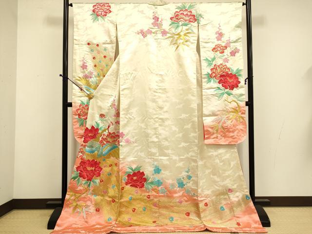 ■■■　サイズ　■■■ 身丈 179.5cm（肩から） 裄丈 65cm 袖丈 109.5cm　縫込み 4cm 袖幅 32cm 前幅 24cm 後幅 30.5cm 着物縫いこみ 内揚げ 0cm 裄 お袖側 約2.5cm　身頃側 約1cm ■■■　商品詳細　■■■ 【正絹】 状態は接写画像のように表地所々・胴裏に薄い汚れがございます。 大変上質な逸品になりますのでぜひお手入れをされてお召しになられてはいかがでしょうか。 お安く出品致しますので、是非この機会にいかがでしょうか？ ■■■　注意事項　■■■ ■モニター発色の具合により色合いが異なる場合がございます。 ■寸法は多少の誤差が生じる場合がございますのでご了承ください。 ■縫込みの長さが左右非対称の場合は短い部分を記載しております。 左右非対称であってもご返品・お値引き等の保証は出来かねますので、ご了承の上ご購入をお願い致します。 ■シミ等のチェックには注意を払っておりますが、見落としがある場合もございますし、個人の見解も様々ですので神経質な方のご購入はお控えください。 ■箪笥に入っておりました着物や帯なので畳みシワや匂いがあるものもございます。 ■お休みは基本的に土日祝となりますが、その他臨時でお休みする場合がございますのでご了承ください。 ■商品の発送は平日のみの発送となります。 ■夜間と土曜、日曜日はお問い合わせの回答が遅れる場合がございます。 ■当店では、お直し、紋入れ、お手入れ等は承っておりません。 ■生地の状態（ヤケ、経年劣化等）によってはサイズ直しが出来ない場合がございます。 その点もどうかご了承のうえ、ご購入をお願いいたします。 ■弊社で取り扱う商品は一点ものにつき、時期や在庫状況に応じて金額が変更となる場合がございます。 ■検針は行っておりません。予めご了承いただきますようお願いいたします。 ■【洗える着物】と記載のある商品におきましては、商品お届け後に洗濯を行ってしまってからのご返品にはご対応しかねます。 念の為、専門店でのお手入れをお願いいたします。 ■着物のサイズ目安は下記を参考ください↓ ＜女性着物＞　お端折り次第で＋5?　−10?が着用可能サイズ 　例）身丈170?の場合、身長160?〜175? ＜男性着物＞　身丈＋約25?〜27?程が適応身長 　例）身丈155?の場合、身長180〜182?