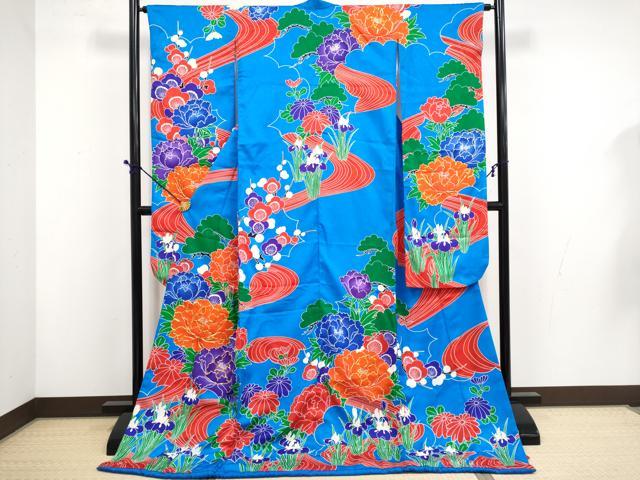 ■■■　サイズ　■■■ 身丈 182cm（肩から） 裄丈 63.5cm 袖丈 108.5cm 縫込み 2.5cm 袖幅 31.5cm 前幅 24.5cm 後幅 29.5cm 着物縫いこみ 内揚げ 0cm 裄 お袖側 約1cm　身頃側 約2cm ■■■　商品詳細　■■■ 【化繊】 状態は接写画像のよう表地所々に若干のスレ・薄い汚れ、八掛に薄い汚れがございます。 ぜひお手入れをされてお召しになられてはいかがでしょうか。 お安く出品致しますので、是非この機会にいかがでしょうか？ ■■■　注意事項　■■■ ■モニター発色の具合により色合いが異なる場合がございます。 ■寸法は多少の誤差が生じる場合がございますのでご了承ください。 ■縫込みの長さが左右非対称の場合は短い部分を記載しております。 左右非対称であってもご返品・お値引き等の保証は出来かねますので、ご了承の上ご購入をお願い致します。 ■シミ等のチェックには注意を払っておりますが、見落としがある場合もございますし、個人の見解も様々ですので神経質な方のご購入はお控えください。 ■箪笥に入っておりました着物や帯なので畳みシワや匂いがあるものもございます。 ■お休みは基本的に土日祝となりますが、その他臨時でお休みする場合がございますのでご了承ください。 ■商品の発送は平日のみの発送となります。 ■夜間と土曜、日曜日はお問い合わせの回答が遅れる場合がございます。 ■当店では、お直し、紋入れ、お手入れ等は承っておりません。 ■生地の状態（ヤケ、経年劣化等）によってはサイズ直しが出来ない場合がございます。 その点もどうかご了承のうえ、ご購入をお願いいたします。 ■弊社で取り扱う商品は一点ものにつき、時期や在庫状況に応じて金額が変更となる場合がございます。 ■検針は行っておりません。予めご了承いただきますようお願いいたします。 ■【洗える着物】と記載のある商品におきましては、商品お届け後に洗濯を行ってしまってからのご返品にはご対応しかねます。 念の為、専門店でのお手入れをお願いいたします。 ■着物のサイズ目安は下記を参考ください↓ ＜女性着物＞　お端折り次第で＋5?　−10?が着用可能サイズ 　例）身丈170?の場合、身長160?〜175? ＜男性着物＞　身丈＋約25?〜27?程が適応身長 　例）身丈155?の場合、身長180〜182?
