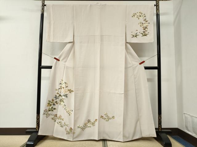 ■■■　サイズ　■■■ 身丈 163cm（肩から） 裄丈 66cm 袖丈 48cm　縫込み 7cm 袖幅 34cm 前幅 24cm 後幅 30cm 着物縫いこみ 内揚げ 4cm 裄 お袖側 約3cm　身頃側 約4cm ■■■　商品詳細　■■■ 【正絹】 状態は接写画像のように衿山に薄い汚れがございますが その他特に目立ったシミ汚れなどもなく大変良い状態です。 大変上質な逸品になります。 お安く出品致しますので、是非この機会にいかがでしょうか？ ■■■　注意事項　■■■ ■モニター発色の具合により色合いが異なる場合がございます。 ■寸法は多少の誤差が生じる場合がございますのでご了承ください。 ■縫込みの長さが左右非対称の場合は短い部分を記載しております。 左右非対称であってもご返品・お値引き等の保証は出来かねますので、ご了承の上ご購入をお願い致します。 ■シミ等のチェックには注意を払っておりますが、見落としがある場合もございますし、個人の見解も様々ですので神経質な方のご購入はお控えください。 ■箪笥に入っておりました着物や帯なので畳みシワや匂いがあるものもございます。 ■お休みは基本的に土日祝となりますが、その他臨時でお休みする場合がございますのでご了承ください。 ■商品の発送は平日のみの発送となります。 ■夜間と土曜、日曜日はお問い合わせの回答が遅れる場合がございます。 ■当店では、お直し、紋入れ、お手入れ等は承っておりません。 ■生地の状態（ヤケ、経年劣化等）によってはサイズ直しが出来ない場合がございます。 その点もどうかご了承のうえ、ご購入をお願いいたします。 ■弊社で取り扱う商品は一点ものにつき、時期や在庫状況に応じて金額が変更となる場合がございます。 ■検針は行っておりません。予めご了承いただきますようお願いいたします。 ■【洗える着物】と記載のある商品におきましては、商品お届け後に洗濯を行ってしまってからのご返品にはご対応しかねます。 念の為、専門店でのお手入れをお願いいたします。 ■着物のサイズ目安は下記を参考ください↓ ＜女性着物＞　お端折り次第で＋5cm　−1cmが着用可能サイズ 　例）身丈170cmの場合、身長160cm〜175cm ＜男性着物＞　身丈＋約25cm〜27cm程が適応身長 　例）身丈155cmの場合、身長180〜182cm