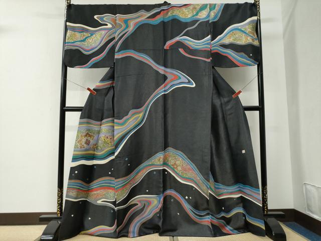■■■　サイズ　■■■ 身丈 168cm（肩から） 裄丈 72cm 袖丈 49cm　縫込み 4cm 袖幅 36cm 前幅 29cm 後幅 34.5cm 着物縫いこみ 内揚げ 4cm 裄 お袖側 約1cm　身頃側 約1cm ■■■　商品詳細　■■■ 【正絹】 状態は特に目立ったシミ汚れなどもなく大変良い状態です。 大変上質な逸品になります。 お安く出品致しますので、是非この機会にいかがでしょうか？ ■■■　注意事項　■■■ ■モニター発色の具合により色合いが異なる場合がございます。 ■寸法は多少の誤差が生じる場合がございますのでご了承ください。 ■縫込みの長さが左右非対称の場合は短い部分を記載しております。 左右非対称であってもご返品・お値引き等の保証は出来かねますので、ご了承の上ご購入をお願い致します。 ■シミ等のチェックには注意を払っておりますが、見落としがある場合もございますし、個人の見解も様々ですので神経質な方のご購入はお控えください。 ■箪笥に入っておりました着物や帯なので畳みシワや匂いがあるものもございます。 ■お休みは基本的に土日祝となりますが、その他臨時でお休みする場合がございますのでご了承ください。 ■商品の発送は平日のみの発送となります。 ■夜間と土曜、日曜日はお問い合わせの回答が遅れる場合がございます。 ■当店では、お直し、紋入れ、お手入れ等は承っておりません。 ■生地の状態（ヤケ、経年劣化等）によってはサイズ直しが出来ない場合がございます。 その点もどうかご了承のうえ、ご購入をお願いいたします。 ■弊社で取り扱う商品は一点ものにつき、時期や在庫状況に応じて金額が変更となる場合がございます。 ■検針は行っておりません。予めご了承いただきますようお願いいたします。 ■【洗える着物】と記載のある商品におきましては、商品お届け後に洗濯を行ってしまってからのご返品にはご対応しかねます。 念の為、専門店でのお手入れをお願いいたします。 ■着物のサイズ目安は下記を参考ください↓ ＜女性着物＞　お端折り次第で＋5cm　−1cmが着用可能サイズ 　例）身丈170cmの場合、身長160cm〜175cm ＜男性着物＞　身丈＋約25cm〜27cm程が適応身長 　例）身丈155cmの場合、身長180〜182cm