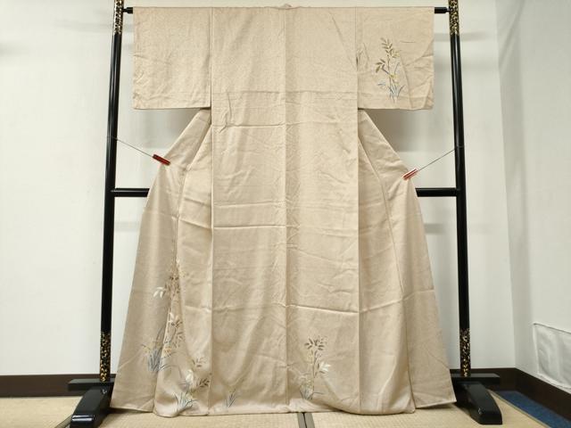 ■■■　サイズ　■■■ 身丈 168cm（肩から） 裄丈 63cm 袖丈 44cm　縫込み 3cm 袖幅 32.5cm 前幅 25cm 後幅 30cm 着物縫いこみ 内揚げ 3cm 裄 お袖側 約2cm　身頃側 約3cm ■■■　商品詳細　■■■ 【正絹】 状態は特に目立ったシミ汚れなどもなく大変良い状態です。 大変上質な逸品になります。 お安く出品致しますので、是非この機会にいかがでしょうか？ ※若干たたみシワがございます。 ■■■　注意事項　■■■ ■モニター発色の具合により色合いが異なる場合がございます。 ■寸法は多少の誤差が生じる場合がございますのでご了承ください。 ■縫込みの長さが左右非対称の場合は短い部分を記載しております。 左右非対称であってもご返品・お値引き等の保証は出来かねますので、ご了承の上ご購入をお願い致します。 ■シミ等のチェックには注意を払っておりますが、見落としがある場合もございますし、個人の見解も様々ですので神経質な方のご購入はお控えください。 ■箪笥に入っておりました着物や帯なので畳みシワや匂いがあるものもございます。 ■お休みは基本的に土日祝となりますが、その他臨時でお休みする場合がございますのでご了承ください。 ■商品の発送は平日のみの発送となります。 ■夜間と土曜、日曜日はお問い合わせの回答が遅れる場合がございます。 ■当店では、お直し、紋入れ、お手入れ等は承っておりません。 ■生地の状態（ヤケ、経年劣化等）によってはサイズ直しが出来ない場合がございます。 その点もどうかご了承のうえ、ご購入をお願いいたします。 ■弊社で取り扱う商品は一点ものにつき、時期や在庫状況に応じて金額が変更となる場合がございます。 ■検針は行っておりません。予めご了承いただきますようお願いいたします。 ■【洗える着物】と記載のある商品におきましては、商品お届け後に洗濯を行ってしまってからのご返品にはご対応しかねます。 念の為、専門店でのお手入れをお願いいたします。 ■着物のサイズ目安は下記を参考ください↓ ＜女性着物＞　お端折り次第で＋5cm　−1cmが着用可能サイズ 　例）身丈170cmの場合、身長160cm〜175cm ＜男性着物＞　身丈＋約25cm〜27cm程が適応身長 　例）身丈155cmの場合、身長180〜182cm