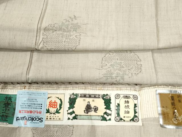 ■■■　サイズ　■■■ 身丈 152cm（肩から） 裄丈 61.5cm 袖丈 48cm　縫込み 6cm 袖幅 32.5cm 前幅 23cm 後幅 29cm 着物縫いこみ 内揚げ 7cm 裄 お袖側 約4cm　身頃側 約6cm ■■■　商品詳細　■■■ 【正絹・未使用】 状態は特に目立ったシミ汚れなどもなく大変良い状態です。 大変上質な逸品になります。 お安く出品致しますので、是非この機会にいかがでしょうか？ ■■■　注意事項　■■■ ■モニター発色の具合により色合いが異なる場合がございます。 ■寸法は多少の誤差が生じる場合がございますのでご了承ください。 ■縫込みの長さが左右非対称の場合は短い部分を記載しております。 左右非対称であってもご返品・お値引き等の保証は出来かねますので、ご了承の上ご購入をお願い致します。 ■シミ等のチェックには注意を払っておりますが、見落としがある場合もございますし、個人の見解も様々ですので神経質な方のご購入はお控えください。 ■箪笥に入っておりました着物や帯なので畳みシワや匂いがあるものもございます。 ■お休みは基本的に土日祝となりますが、その他臨時でお休みする場合がございますのでご了承ください。 ■商品の発送は平日のみの発送となります。 ■夜間と土曜、日曜日はお問い合わせの回答が遅れる場合がございます。 ■当店では、お直し、紋入れ、お手入れ等は承っておりません。 ■生地の状態（ヤケ、経年劣化等）によってはサイズ直しが出来ない場合がございます。 その点もどうかご了承のうえ、ご購入をお願いいたします。 ■弊社で取り扱う商品は一点ものにつき、時期や在庫状況に応じて金額が変更となる場合がございます。 ■検針は行っておりません。予めご了承いただきますようお願いいたします。 ■【洗える着物】と記載のある商品におきましては、商品お届け後に洗濯を行ってしまってからのご返品にはご対応しかねます。 念の為、専門店でのお手入れをお願いいたします。 ■着物のサイズ目安は下記を参考ください↓ ＜女性着物＞　お端折り次第で＋5cm　−1cmが着用可能サイズ 　例）身丈170cmの場合、身長160cm〜175cm ＜男性着物＞　身丈＋約25cm〜27cm程が適応身長 　例）身丈155cmの場合、身長180〜182cm