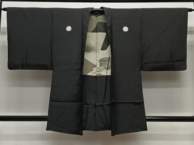 ■■■　サイズ　■■■ 身丈 85cm（肩から） 裄丈 64cm 袖丈 45.5cm　縫込み 4.5cm 袖幅 32cm 前幅 20cm 後幅 30.5cm 裄 お袖側 約0cm　身頃側 約0cm ■■■　商品詳細　■■■ 【正絹・五つ紋】 状態は接写画像のように羽裏に汚れがございますが その他特に目立ったシミ汚れなどもなく大変良い状態です。 大変上質な逸品になります。 お安く出品致しますので、是非この機会にいかがでしょうか？ ■■■　注意事項　■■■ ■モニター発色の具合により色合いが異なる場合がございます。 ■寸法は多少の誤差が生じる場合がございますのでご了承ください。 ■縫込みの長さが左右非対称の場合は短い部分を記載しております。 左右非対称であってもご返品・お値引き等の保証は出来かねますので、ご了承の上ご購入をお願い致します。 ■シミ等のチェックには注意を払っておりますが、見落としがある場合もございますし、個人の見解も様々ですので神経質な方のご購入はお控えください。 ■箪笥に入っておりました着物や帯なので畳みシワや匂いがあるものもございます。 ■お休みは基本的に土日祝となりますが、その他臨時でお休みする場合がございますのでご了承ください。 ■商品の発送は平日のみの発送となります。 ■夜間と土曜、日曜日はお問い合わせの回答が遅れる場合がございます。 ■当店では、お直し、紋入れ、お手入れ等は承っておりません。 ■生地の状態（ヤケ、経年劣化等）によってはサイズ直しが出来ない場合がございます。 その点もどうかご了承のうえ、ご購入をお願いいたします。 ■弊社で取り扱う商品は一点ものにつき、時期や在庫状況に応じて金額が変更となる場合がございます。 ■検針は行っておりません。予めご了承いただきますようお願いいたします。 ■【洗える着物】と記載のある商品におきましては、商品お届け後に洗濯を行ってしまってからのご返品にはご対応しかねます。 念の為、専門店でのお手入れをお願いいたします。 ■着物のサイズ目安は下記を参考ください↓ ＜女性着物＞　お端折り次第で＋5cm　−1cmが着用可能サイズ 　例）身丈170cmの場合、身長160cm〜175cm ＜男性着物＞　身丈＋約25cm〜27cm程が適応身長 　例）身丈155cmの場合、身長180〜182cm
